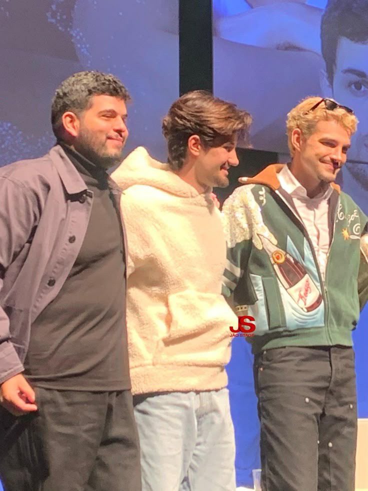 midiastofani's tweet photo. o maior dos acasos. https://t.co/GC16d8Uia6
