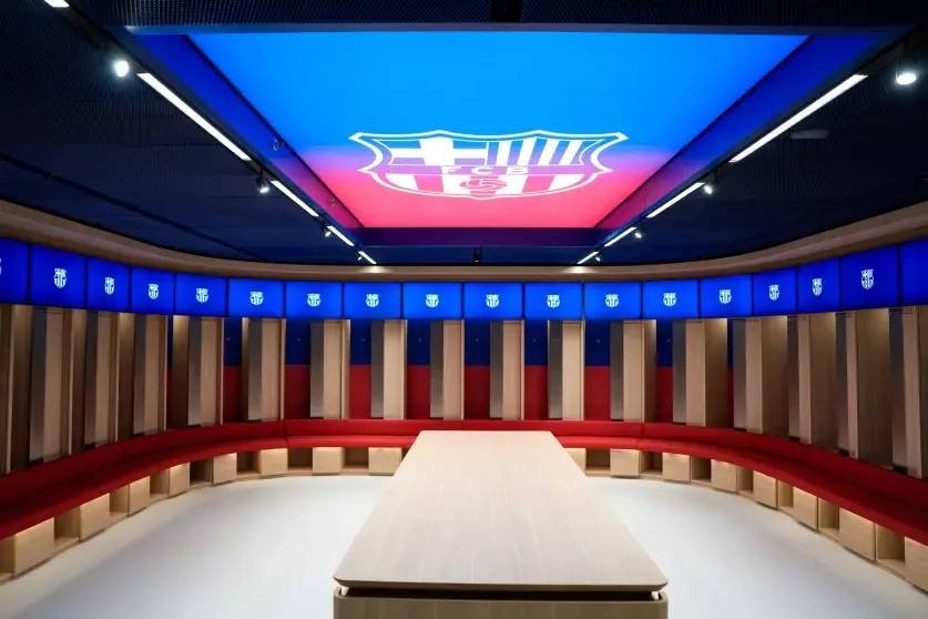 Barca1899Update's tweet photo. It will include a locker room with 30 lockers, a separate room for the coaching staff, three hydrotherapy pools, a dry and a steam sauna, a tactical room, and a warm-up area with artificial turf, as well as a separate office for Flick, a meeting room, and a full bathroom.

(2/3) https://t.co/o6OAgzwztV