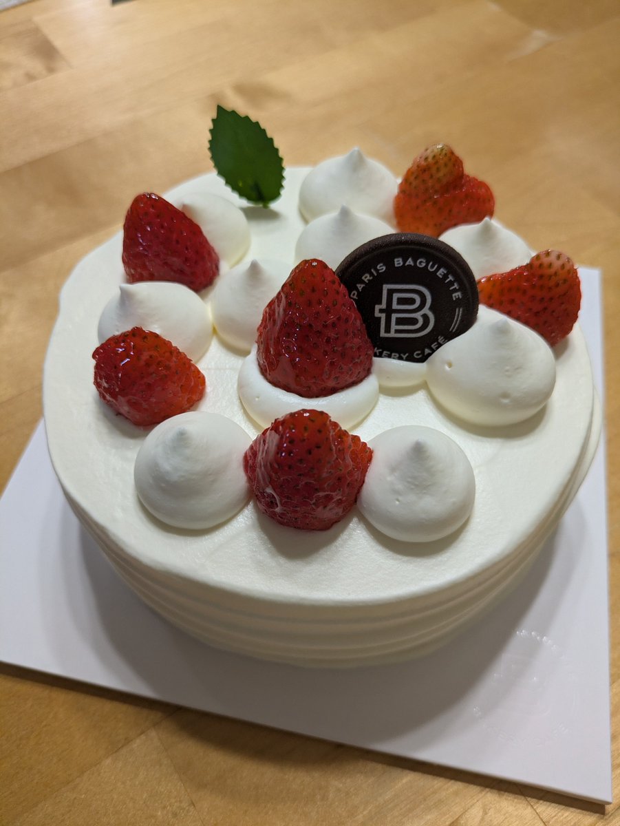 3toma's tweet photo. アメリカで初めてケーキ買ったけど普通に可愛くて美味しかった！ https://t.co/dPWrcjAh8F