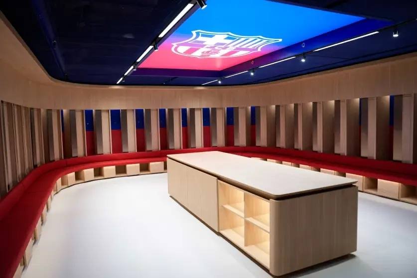 Barca1899Update's tweet photo. In addition, Flick has chosen an open-plan design for his office, with glass walls and no closed door, so he can stay closer to everyone. https://t.co/2az2zjHfgx