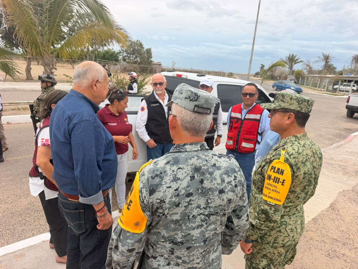 CFEmx's tweet photo. En Baja California Sur estamos atentos y preparados ante el paso del #HuracánPolo.

Junto con el gobernador @VictorCastroCos, se realizan recorridos en las zonas con posible impacto para revisar de cerca las condiciones y fortalecer las acciones preventivas.

Personal, equipo y plantas de emergencia se mantienen listos para responder donde sea necesario.

Ante cualquier reporte, comunícate al 071 y consulta únicamente los canales oficiales de la CFE.