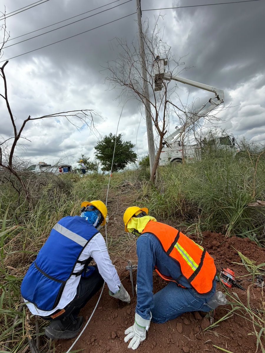 CFEmx's tweet photo. En Baja California Sur estamos atentos y preparados ante el paso del #HuracánPolo.

Junto con el gobernador @VictorCastroCos, se realizan recorridos en las zonas con posible impacto para revisar de cerca las condiciones y fortalecer las acciones preventivas.

Personal, equipo y plantas de emergencia se mantienen listos para responder donde sea necesario.

Ante cualquier reporte, comunícate al 071 y consulta únicamente los canales oficiales de la CFE.
