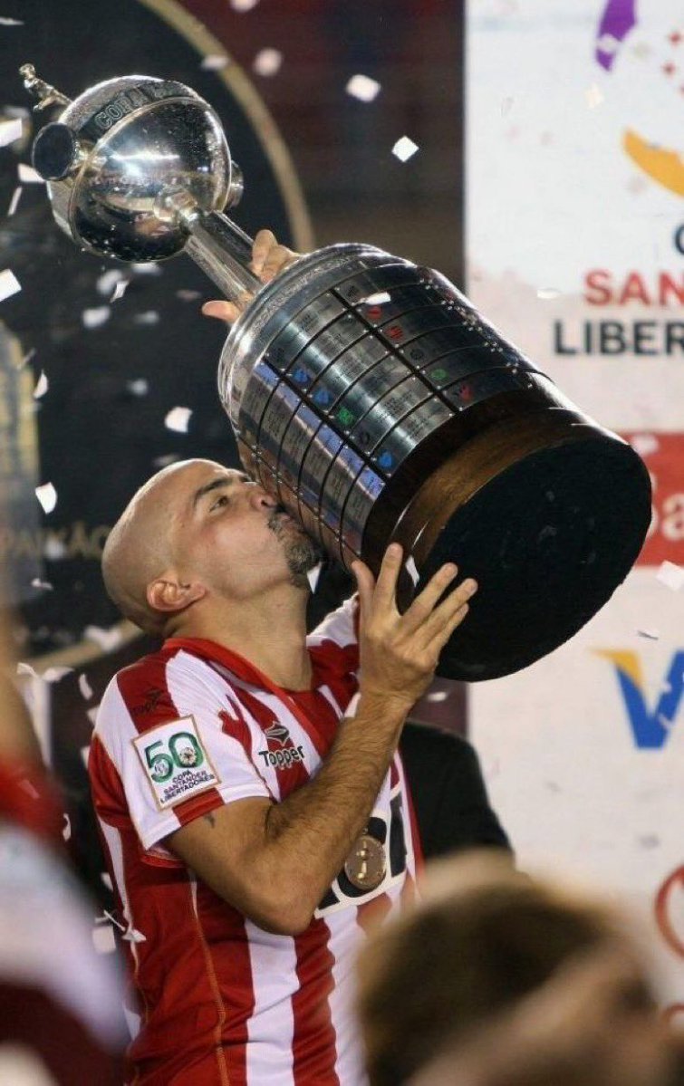 encuestas_edlp's tweet photo. Estos tipos ven futbol de espaldas https://t.co/RUEGjzVM46