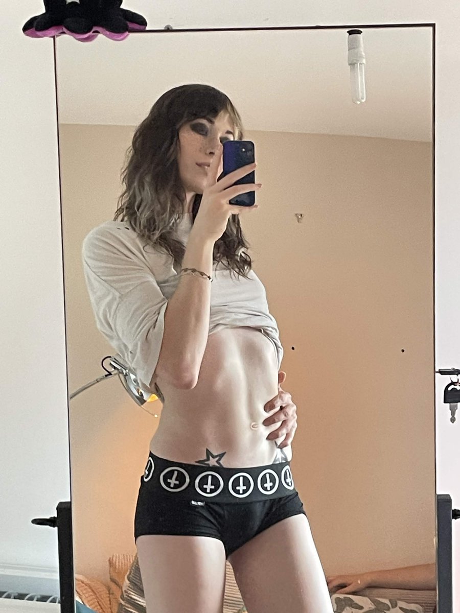 Madd1eStar's tweet photo. my waist needs grabbing 😤 https://t.co/x38xAKm56b