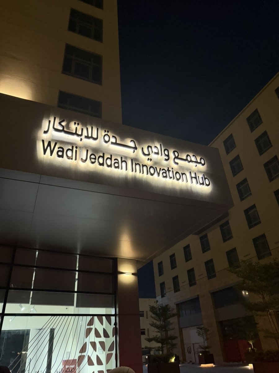 itsldsh's tweet photo. ورشة رهيبة تعلمنا فيها كثير، كيف نستلهم أفكار من التصاميم ونوجه الـAI عشان ينفذها على أفكارنا 🌟

شكرًا للمهندس عبدالرحمن الأحمدي على الشرح الرهيب @abdulrhman_ai 

#آفاق_GDGUJ https://t.co/rOp3FCYKhX