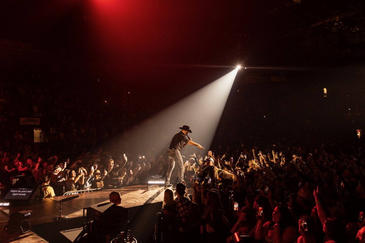 JonPardi's tweet photo. Youngstown was wild! Can’t wait to do it again tonight! See you soon, Charleston WV! https://t.co/A5rClT7W1E