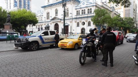 radio_pichincha's tweet photo. ⭕️ #ATENCIÓN | Una mujer resultó herida este lunes 28 de septiembre en el centro de #Guayaquil tras retirar USD 2.000 de un banco. Según la Policía, dos sujetos en motocicleta la interceptaron en las calles 9 de Octubre y Pedro Carbo y le sustrajeron el dinero. La víctima recibió un disparo en el abdomen.
#LaRadioDeLasNoticias
Vía: @Primicias