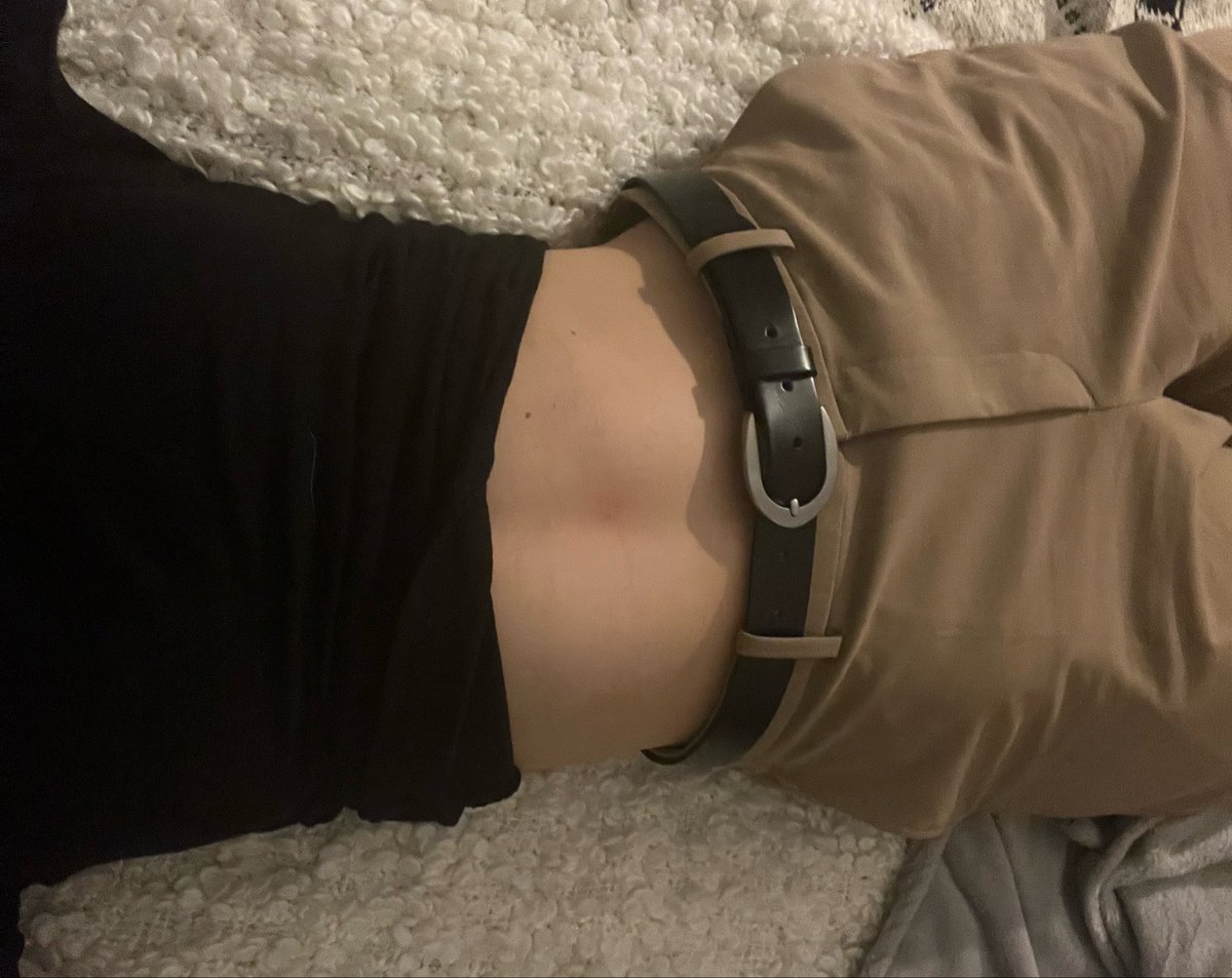 bellycals's tweet photo. scale ran out of batteries so i’m looking at the only thing i like about my body to keep from going insane https://t.co/KXcKnFf081
