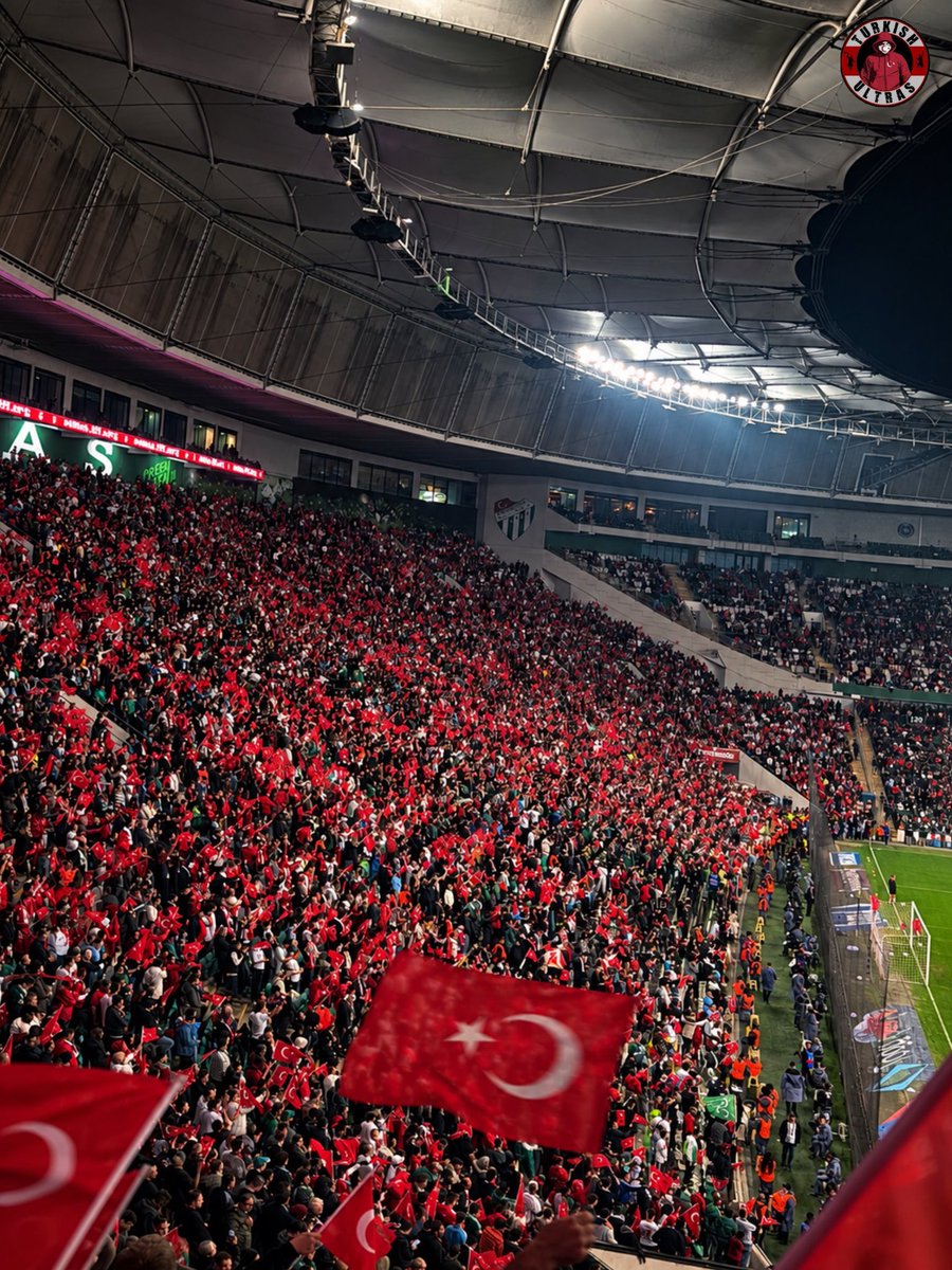 Daviidoff_'s tweet photo. Bursa’da oynanan son milli maç oldu muhtemelen, ama şu Bursa taraftarının koyduğu raconu'da Türkiye’de başka hiçbir şehirde kimse göremez, her zaman hak edene hakkı neyse veren, korkusuz bi tribün. 

Bursa tribününü onurlandırma tweetidir . https://t.co/0xRYfbynq5