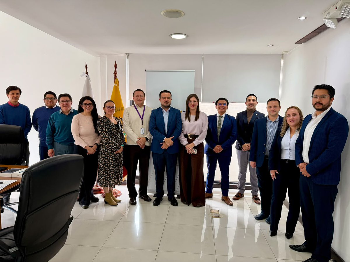 MIT_Ecuador's tweet photo. 📡 Más infraestructura, mejores condiciones y más conectividad

El Subsecretario de Telecomunicaciones y Asuntos Postales, Carlos Eduardo Escobar, en coordinación con @AsetelEcuador  y @Arcotel_ec, realizaron una mesa de trabajo estratégica para analizar la metodología y los costos del canon de arrendamiento de postes.

Este espacio de diálogo técnico busca construir consensos que permitan contar con condiciones más claras, equilibradas y sostenibles para el uso de esta infraestructura, facilitando el despliegue de nuevas redes de telecomunicaciones.

🤝Seguimos promoviendo una gestión basada en diálogo, articulación y soluciones técnicas que contribuyan a un Ecuador cada vez más conectado.