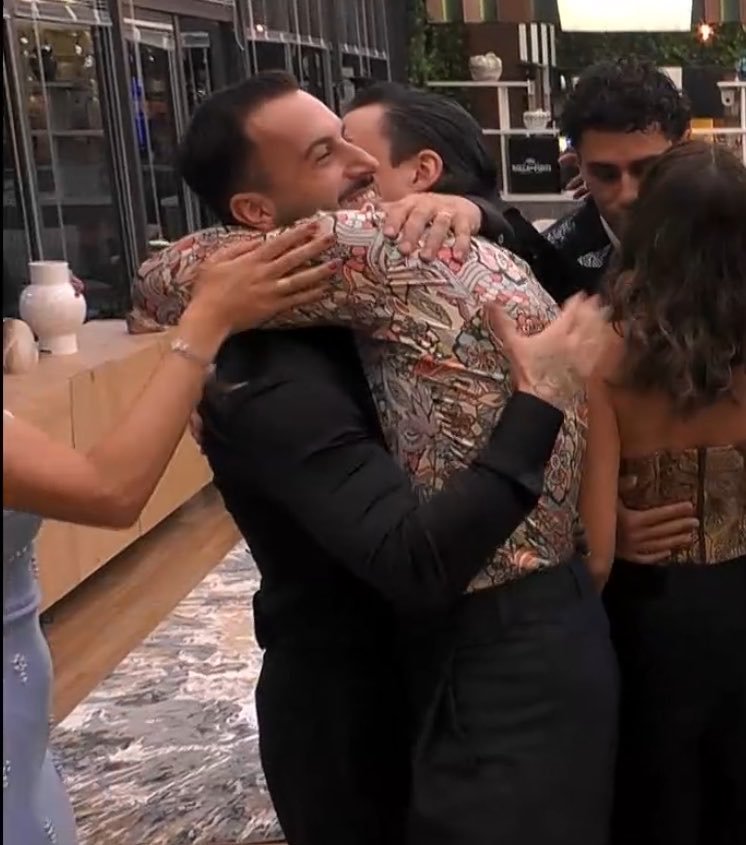 VerbGaia's tweet photo. #gfvip io vivo per l'oro 2 che si sono dati un pezzo di cuore https://t.co/oxJhYxj1nB