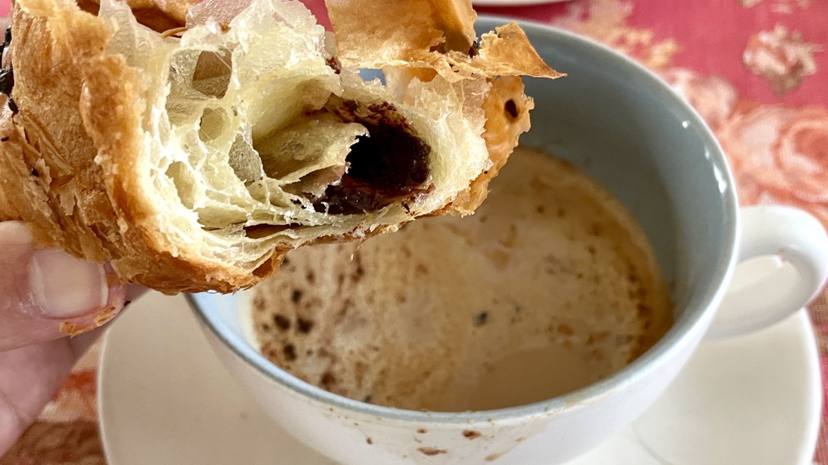 KarlHolzem's tweet photo. Creamy iced latte hack: Shake a shot of espresso + oat milk + ice in a jar for 10 secs—frothy, perfect morning pick-me-up in 2 mins! https://t.co/O23cAmpV3f