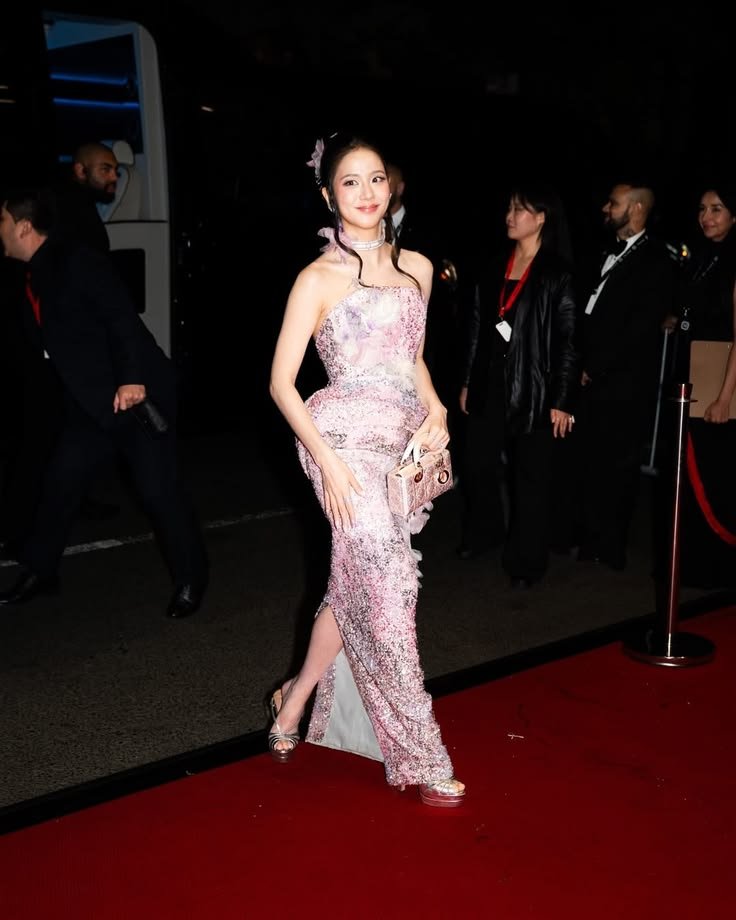 angelinagqbr's tweet photo. Jisoo said becoming Diors Fashion &amp; Beauty Global Ambassador was meaningful because she had always loved the brands fashion and beauty. She also felt Diors elegant,simple yet charismatic aesthetic matched her personal style.

DIOR PRINCESS JISOO AT PARIS
#JISOOxDior #DiorSummer27 https://t.co/uteGkwkb9u