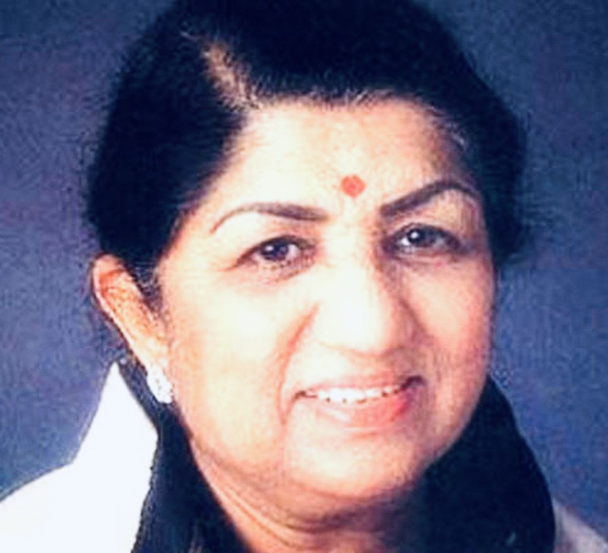 AllahrakhiDivya's tweet photo. Remembering The Legendary my favourite singer Lata Mangeshkar wishing you a happy 97th Birthday still love all your 70s 80s 90s 2000s songs you are always remembered and loved and you are forever in our hearts rip😘❤️😘❤️🎉🎂🎉🎂#Bollywood #LataMangeshkar #ShahRukhKhan #SRKFan https://t.co/Zyez7Vkcab