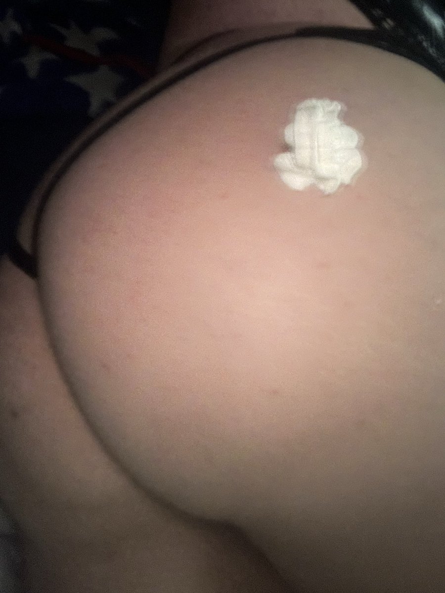 thickiana111's tweet photo. are you licking it off or making more of a mess? 😋 https://t.co/7IsO3pQKKP