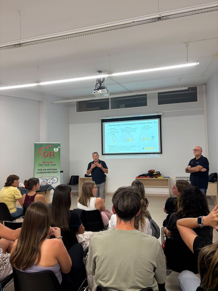 DeTotCor_'s tweet photo. Avui, taller de primers auxilis amb @sinapsisberga i @actiesport_see, adreçat a monitors d’activitats extraescolars i menjadors escolars.
Una formació a mida, centrada en infants de 3 a 11 anys i en situacions reals del seu dia a dia. 🫶
#PrimersAuxilis https://t.co/wPZfqB9m8A