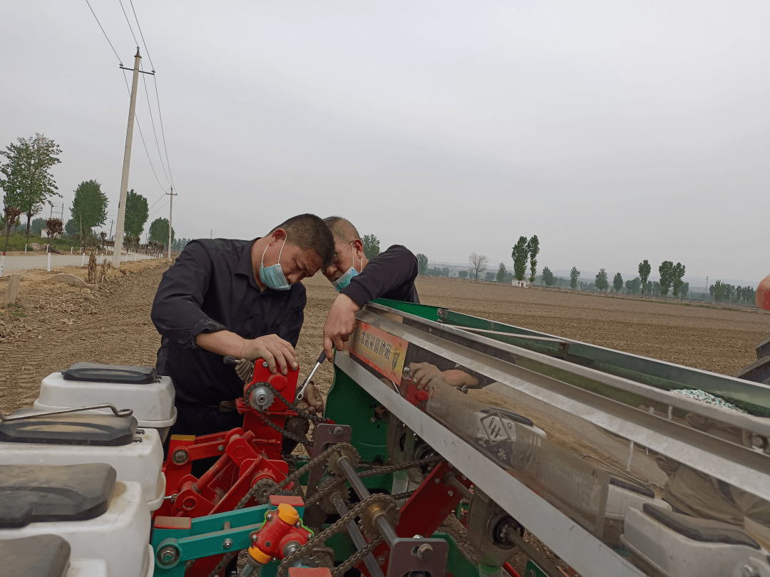 quix_79115's tweet photo. When patrolling Fen River, Persuading Farmers to Fertilize Efficiently — boosting rural vitality!， https://t.co/nGA4YUZhzv