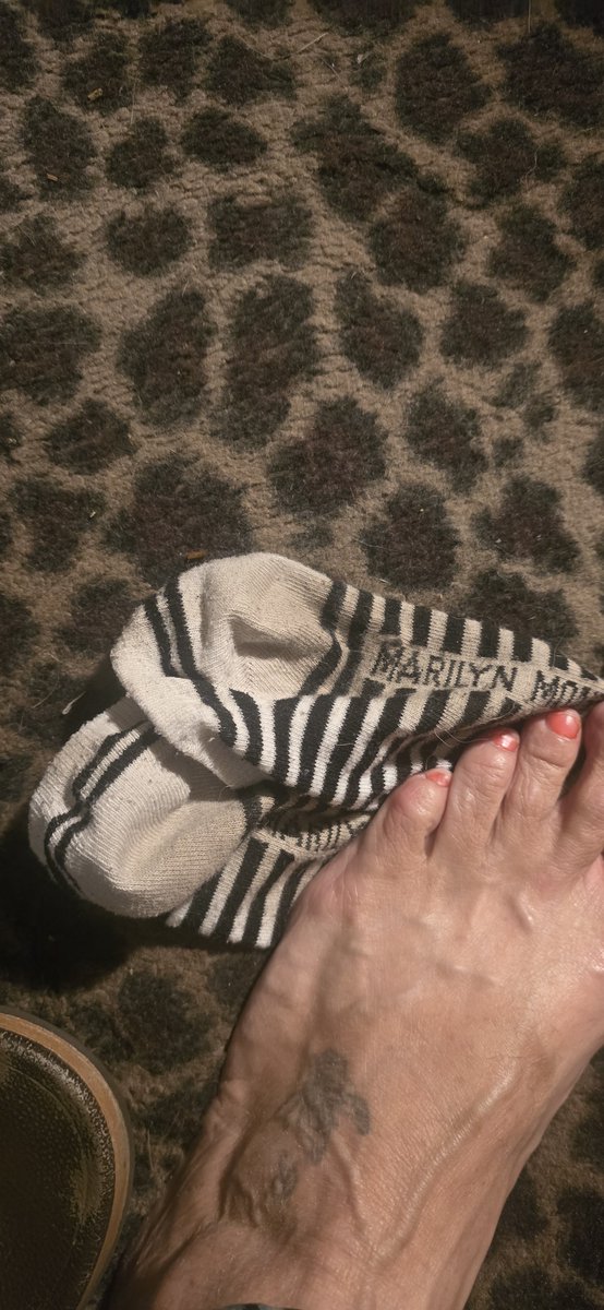 GoddessTinkerxx's tweet photo. Ware outside so my feet would stay warm https://t.co/ztBQBS6uGU