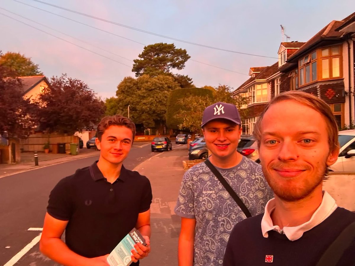 realTedIngle's tweet photo. Out again canvassing in Cosham this evening with @samreformuk and @JacobShortUK. #ReformUK 🇬🇧🩵 https://t.co/MuNDK1nIRz