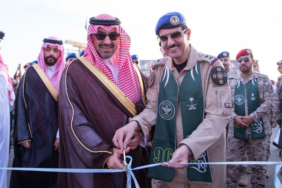 alsaud1ksa's tweet photo. شارك سمو نائب أمير منطقة تبوك
الأمير خالد بن سعود العبدالله الفيصل
اليوم باحتفال قاعدة الملك فيصل بالقطاع
الشمالي الذي نظمته قيادة القاعدة
بمناسبة اليوم الوطني السعودي، بحضور 
قائد القاعدة وقادة الأجنحة بالقاعدة.
وتجول سموه بالمعرض المصاحب الذي 
تضمن حزمة من الفعاليات والعروض 
العسكرية والترفيهية المتنوعة.