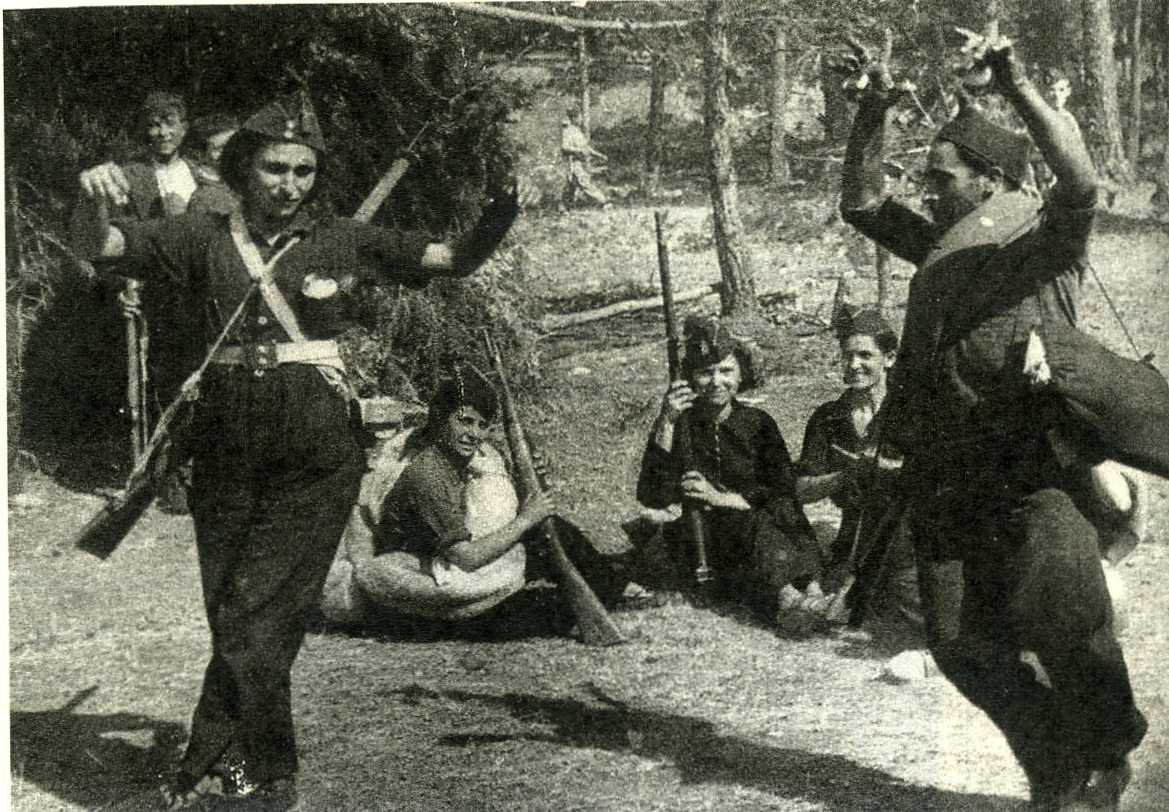 chabi13trl's tweet photo. Pijipis universitarios que no han cotizado en su vida haciendo la charlotada en el frente de Zaragoza, 1936. https://t.co/NPnaTrvTdw