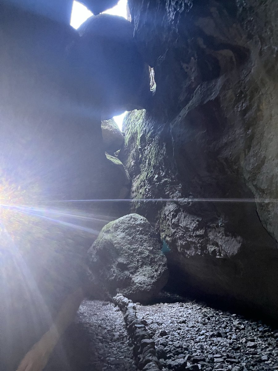 citizen_green_'s tweet photo. 🇺🇸 #hike and #cave in pinnacles National Park 🏞️ in #california 💛 San Francisco Bay Area https://t.co/SJiECbuZoY