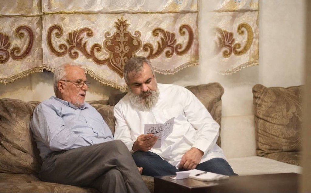 iq_du1664's tweet photo. الوحيد الذي كان يجلس مع السيد ويحط رجل على رجل ….  والد سيد حسن رضوان الله تعالى عليهما https://t.co/aZpibhutCQ