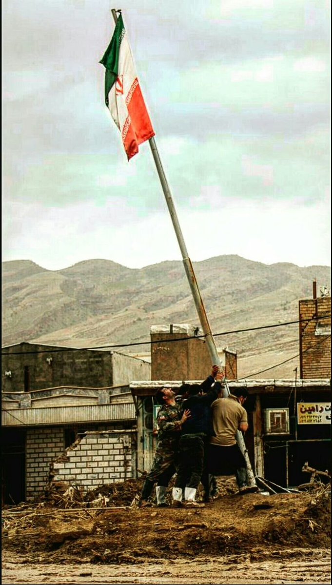 Aghlesaliim's tweet photo. عقل سلیم میگه هر لطفی که در حق ما میشه یک دِین به گردنمون میگذاره.

کمترین دِینی که از صاحبان خون‌های ریخته شده در دفاع مقدس ۸ ساله به گردن ماست اینه که، پرچمی که برای بالا موندنش جونشون رو دادن به هرقیمتی که شده بالا نگه داریم.

#هفته_دفاع_مقدس https://t.co/mNIP8aQQzy