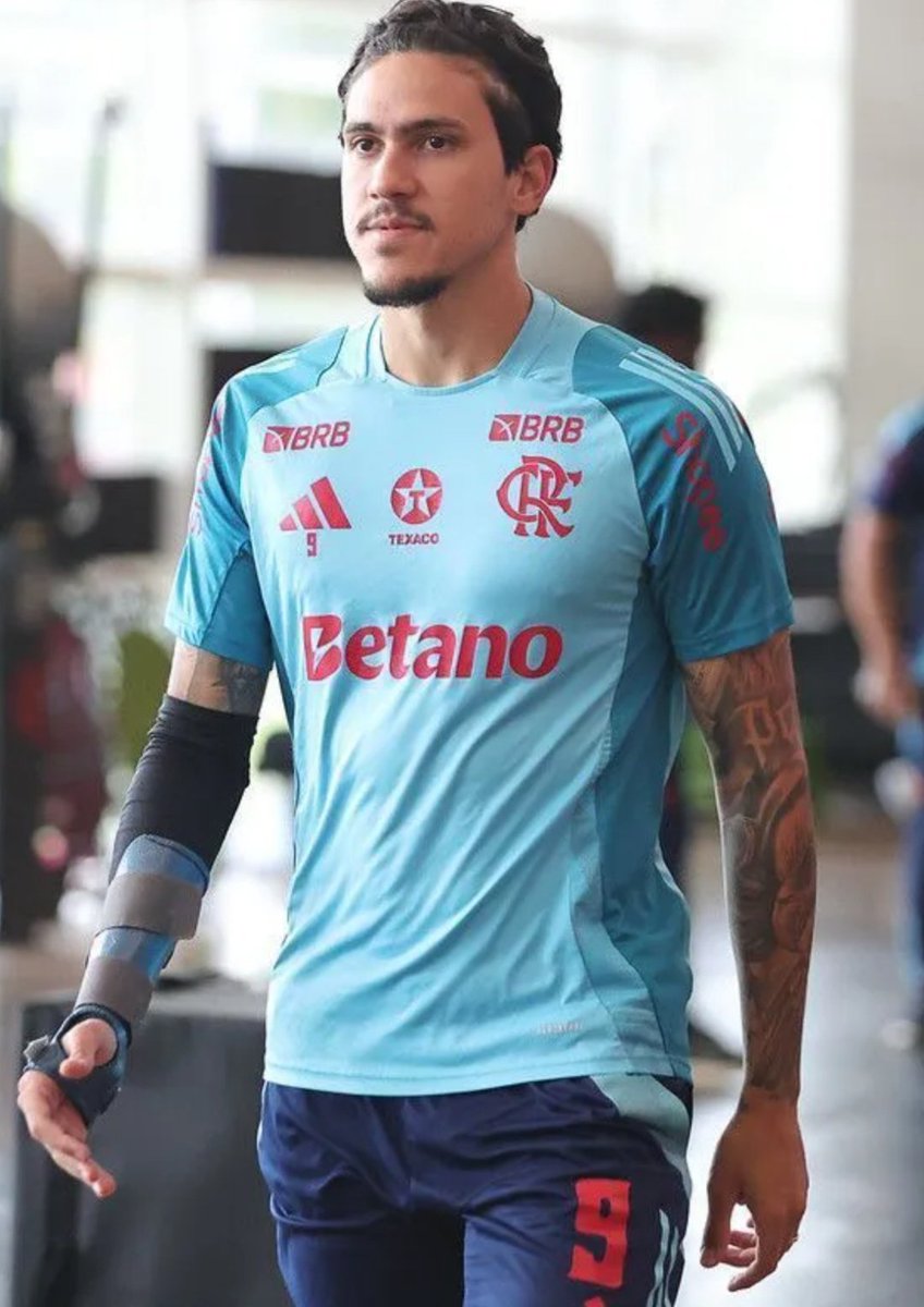 campos__0's tweet photo. Então quer dizer que um dos jogadores mais importantes do Flamengo fraturou o braço na reta final da temporada?

Ok, não precisa me dizer mais nada https://t.co/8Q4ch853MB