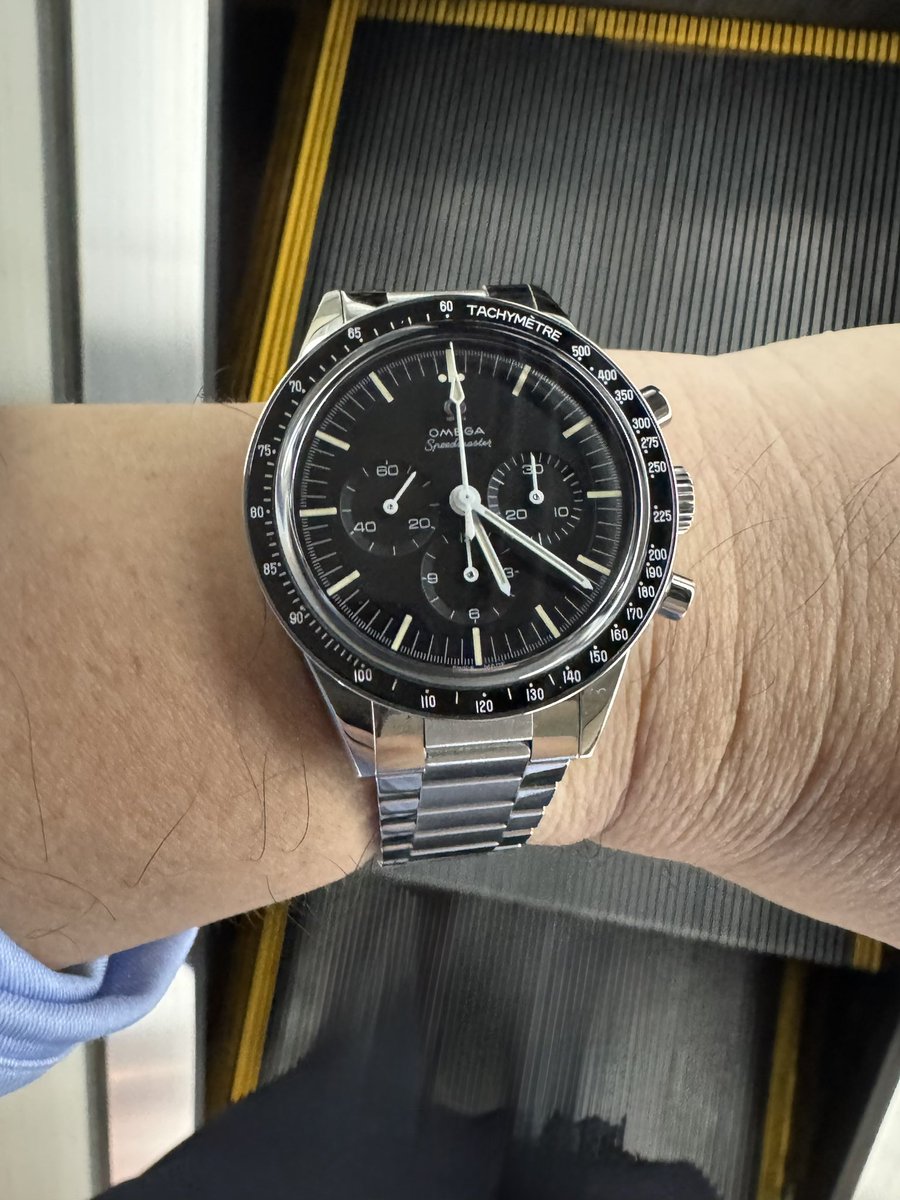 tokei_lover's tweet photo. おはようございます火曜日
起きたらいきなり地震、外は雨
そんなSpeedy Tuesday の本日はスピマスで出勤します
#SpeedyTuesday
#omega
#omegaspeedmastercal321 https://t.co/gcjeq0dxA8