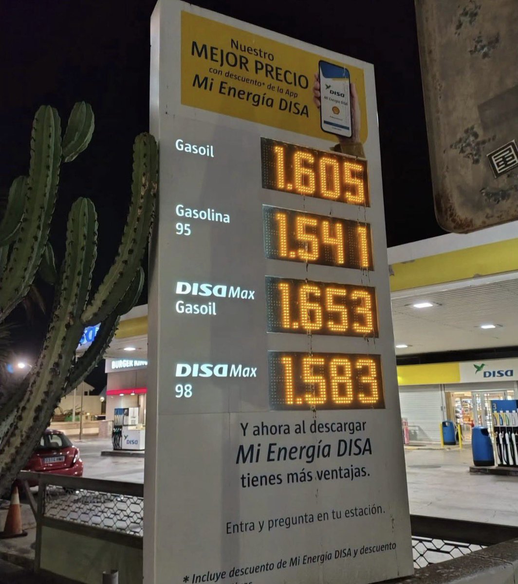 FrenkieWoody's tweet photo. Venerdì 25 settembre, in Spagna benzina e gasolio costavano così.
Eppure la guerra, le tensioni internazionali e il prezzo del petrolio dovrebbero riguardare anche loro. https://t.co/qXySkGyUOw