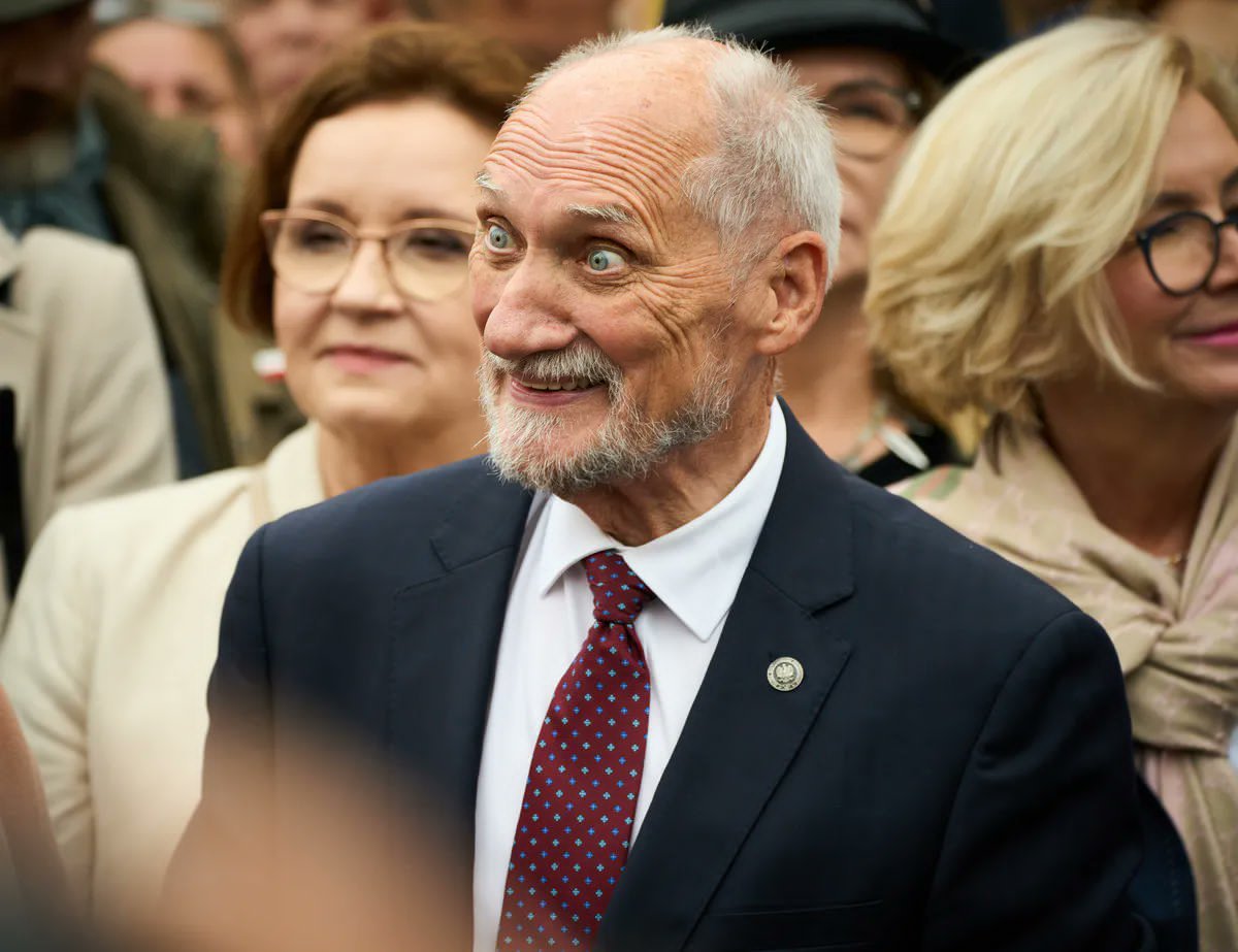 NigdyWiecejPiS's tweet photo. Tow. kacap Macierewicz twierdzi, że nie dotykał policjanta, tylko jego mundur.

Towarzyszu kacapie, Misiewicza też nie dotykaliście, tylko jego włosy na nogach? https://t.co/bDSKfZdc71