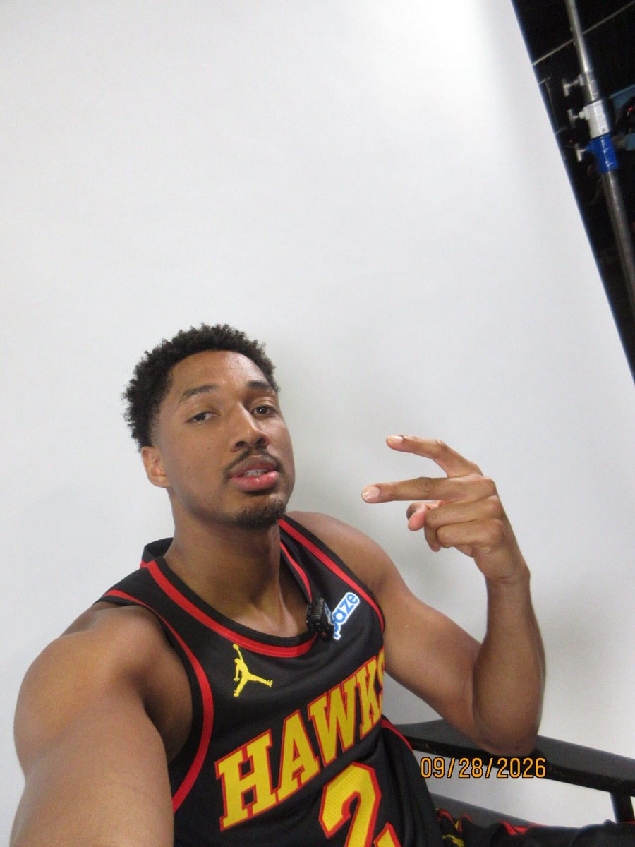 ATLHawks's tweet photo. New faces in the A selfies!! 📸 https://t.co/foIp2xEQMQ
