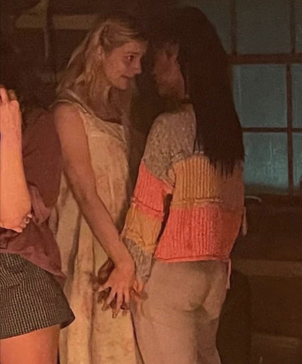 scarletIore's tweet photo. i kinda love how there’s always something happening in the bg for the rarepair shippers to enjoy https://t.co/gch8O9vclm