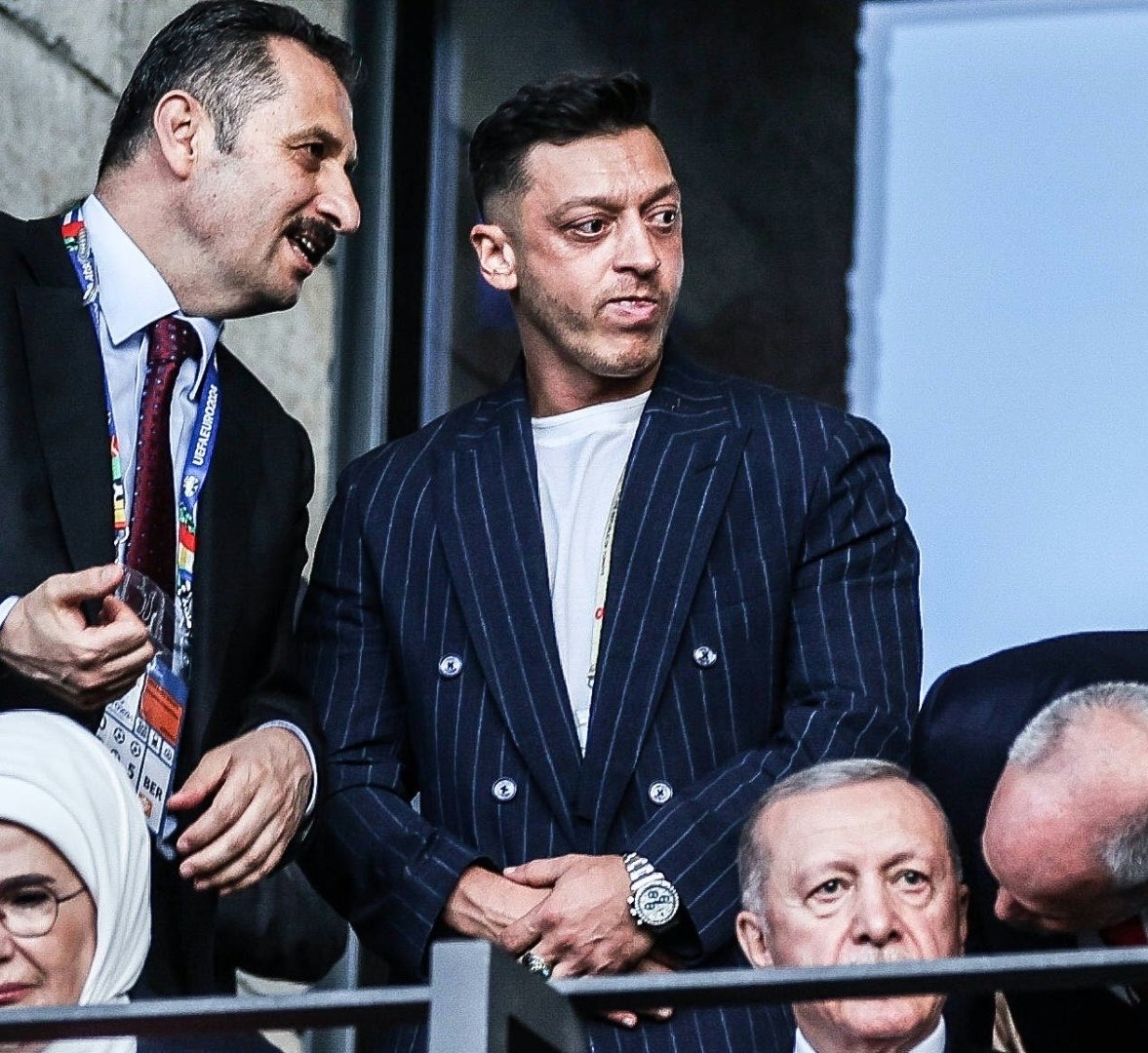 ScouTurk's tweet photo. 🚨🇹🇷 SON DAKİKA

İddialara göre bir görgü tanığı, İbrahim Hacıosmanoğlu’nun stadyumun önünde bir telefon aldığını ve görüşmenin ardından oldukça sinirlenip öfkelendiğini gördü.

Hacıosmanoğlu’nun bu hafta içerisinde TFF Başkanlığı’ndan İSTİFA edeceği iddia ediliyor. ‼️

Yine gelen bilgilere göre Mesut Özil’e yaklaşık yarım saat önce ulaşıldı ve TFF Başkanlığı görevini düşünüp düşünmeyeceği soruldu.

Teknik direktörlük konusunda ise çok büyük bir isim gündemde:

🇪🇸 Pep Guardiola’nın Türkiye A Millî Takımı’nın yeni teknik direktörü olabileceği konuşuluyor.

🇹🇷 Türkiye artık masaya yumruğunu vurmak istiyor. Büyük değişiklikler kapıda olabilir.