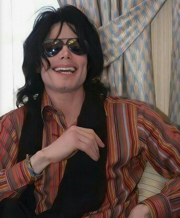 MJ_Wonder777's tweet photo. I love these photos so much ❤️ Michael in his Bahrain era, 2005. Glowing skin, no makeup, just casual and relaxed. Being away from the spotlight and all that chaos really did him good 🥺 https://t.co/y3jEmbuikV
