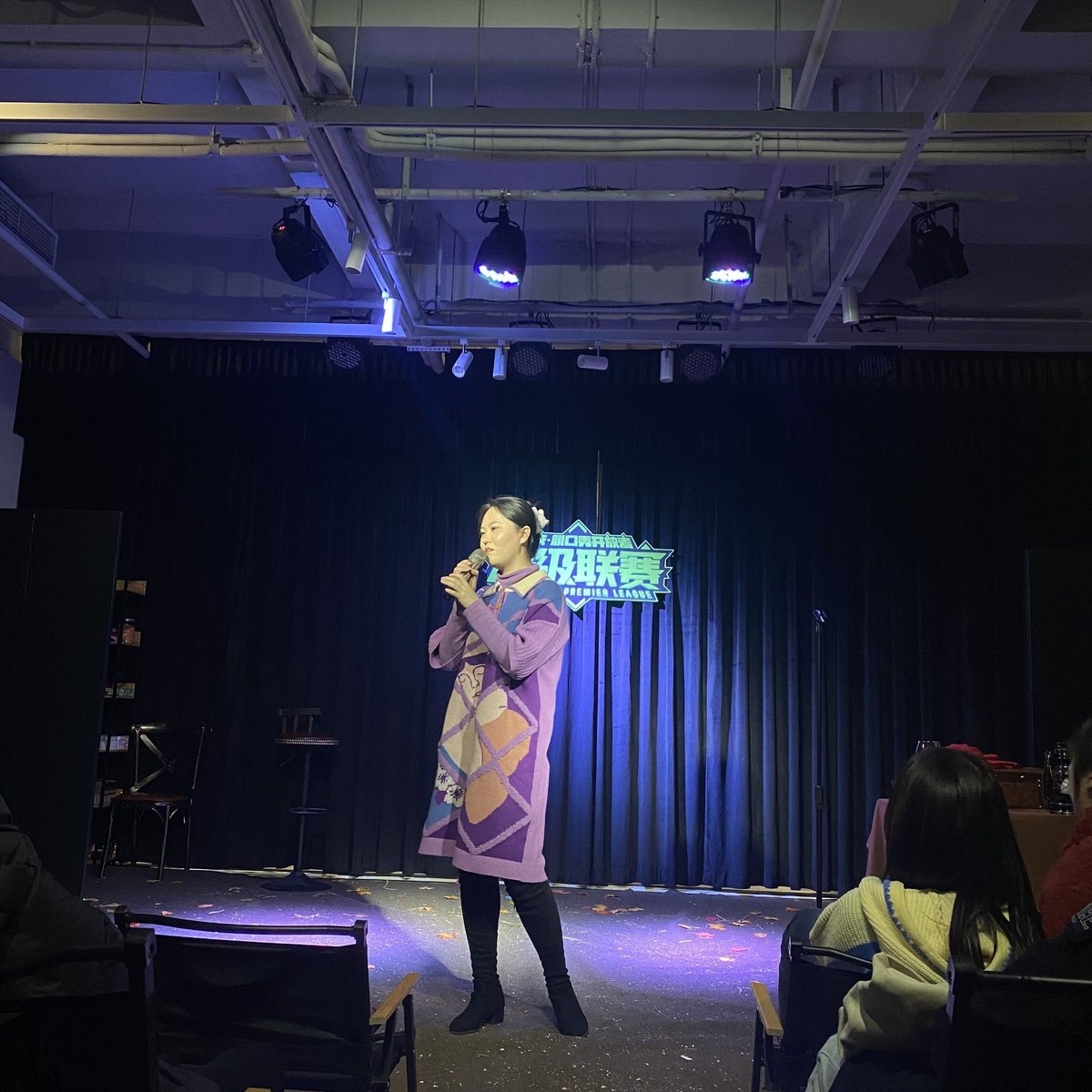ShaunaCheu08's tweet photo. La risa del público acaba de hacer temblar el escenario — hoy mi stand-up tocó fondo y lo convertí en oro. No te pierdas la siguiente parada! https://t.co/nOx5DZPmQY