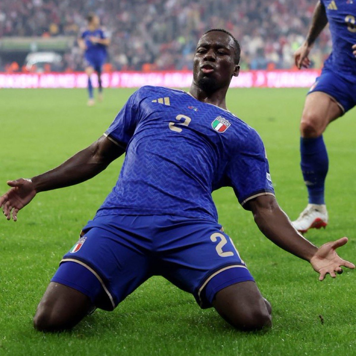 Andy_Calcio's tweet photo. FINAL: Turquía 1-4 Italia

¡Despertó la Azzurra! Goleada del equipo de Roberto Mancini que se recupera de la primera jornada, con una actuación completamente diferente y convincente, sobretodo en la primera parte. El viernes toca la prueba de fuego contra Francia.

Los locales mejoraron en la segunda mitad tras sufrir 3 goles antes de los 30' de juego, pero se estrellaron contra un equipo muy compacto y ordenado en defensa. Se comienza a oscurecer el futuro de Montella en la selección turca.