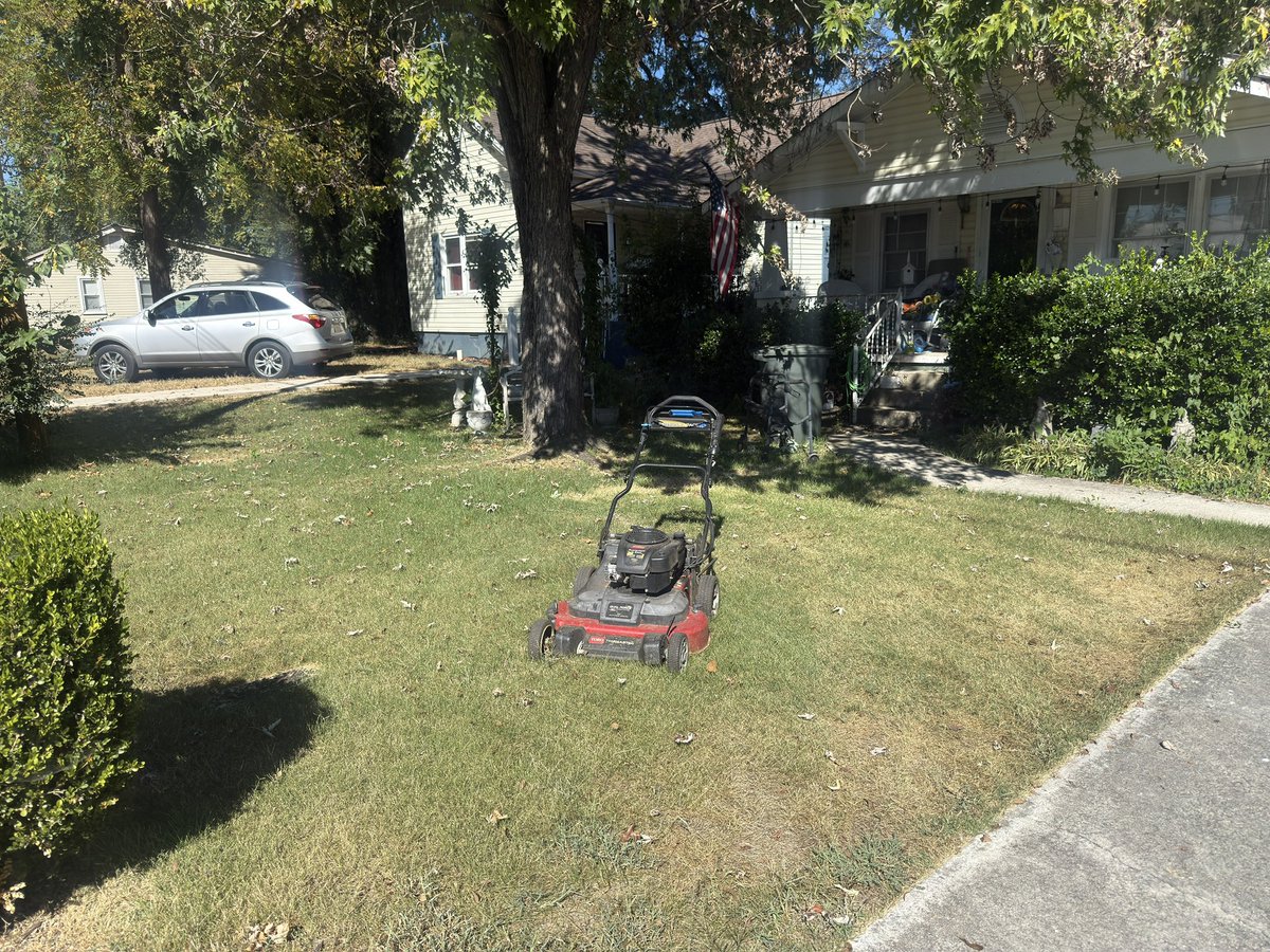 iamrodneysmith's tweet photo. Today , I had the pleasure of mowing Ms. Bush’s lawn . It’s always great seeing her , she’s doing well ! Making a difference , one lawn at a time ! https://t.co/BNJilSQNml