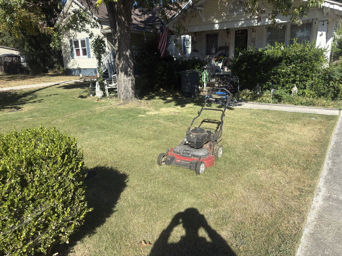 iamrodneysmith's tweet photo. Today , I had the pleasure of mowing Ms. Bush’s lawn . It’s always great seeing her , she’s doing well ! Making a difference , one lawn at a time ! https://t.co/BNJilSQNml