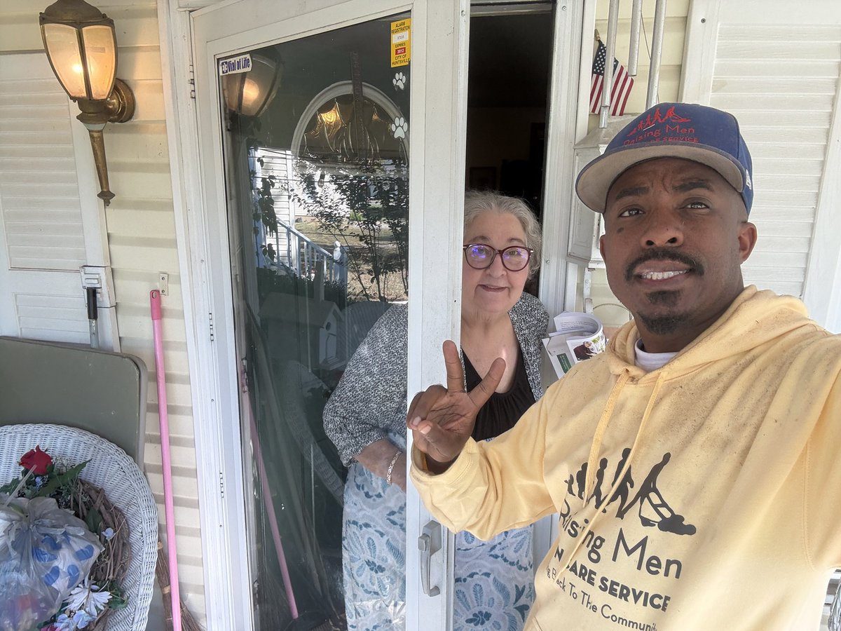 iamrodneysmith's tweet photo. Today , I had the pleasure of mowing Ms. Bush’s lawn . It’s always great seeing her , she’s doing well ! Making a difference , one lawn at a time ! https://t.co/BNJilSQNml