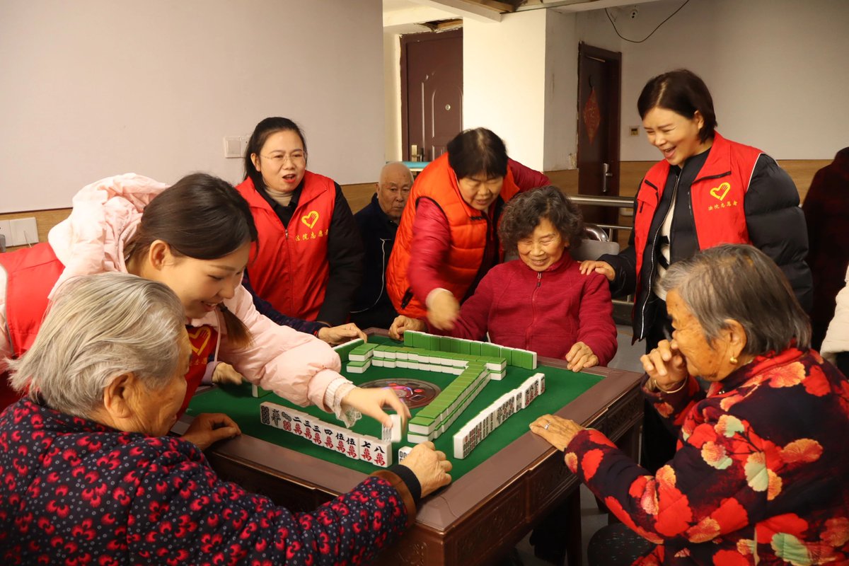 Earleanlqs's tweet photo. Hoy acompaé a adultos mayores en el centro comunitario, compartimos risas y aprendimos sus historias. Ser voluntario llena el corazón ， https://t.co/l9lL3Gcea2