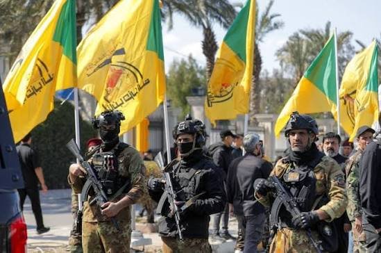 News_Enfor's tweet photo. 🛑 #Irak İslami Direnişi'ne bağlı Ketaib Hizbullah, Irak hükümetine bir ültimatom yayınladı:

İran İslam Cumhuriyeti'ne yönelik hava ablukası bu yılın 1 Ekim tarihinden sonra da devam ederse, onurlu halkımız; İran halkına uygulanan ablukaya katılan ülkelerin giriş noktalarının kapatılmasına kadar varabilecek net bir tavır takınacaktır.

Muzaffer İslami Direniş, Irak hava sahasının düşman uçakları tarafından ihlal edilmemesini sağlamak amacıyla sahadaki durumu izleyecektir. Önce uyarıda bulunacak, ardından bu uçakları düşürmek için harekete geçeceğiz.

Başbakanlık Ofisi, bilinen liderliğiyle, artık Amerikan ihlalleri için bir 'veznedar' gibi hareket etmemelidir.