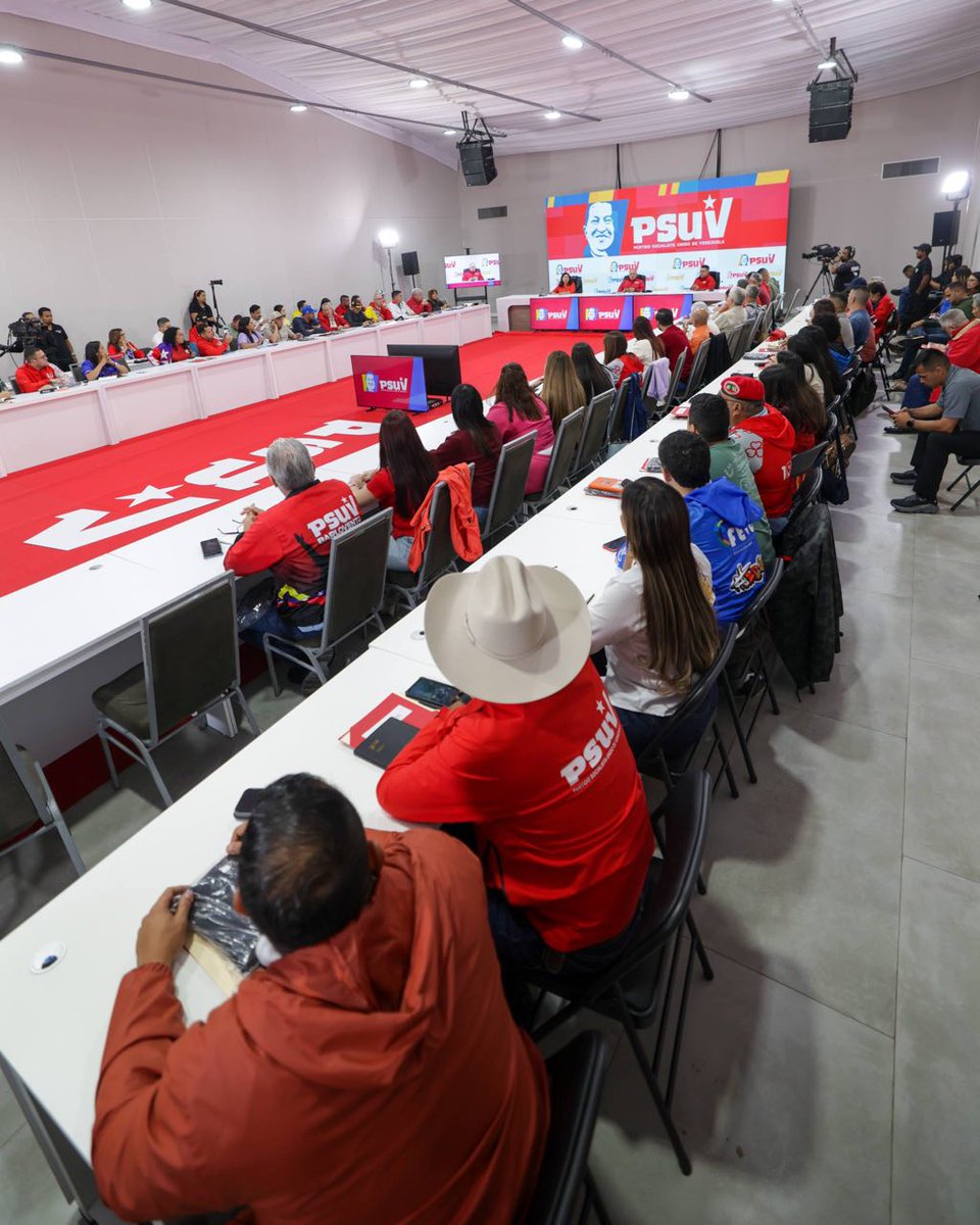ConElMazoDando's tweet photo. #JuventudUnidaPorVenezuela | Cabello repasó agenda del PSUV, consulta comunal, diálogo, libertad de expresión y relaciones internacionales

El secretario general del Partido Socialista Unido de Venezuela, Diosdado Cabello Rondón, ofreció este lunes 28 de septiembre una rueda de prensa en la que abordó la agenda política del PSUV, las próximas movilizaciones, la consulta popular del 18 de octubre, la participación internacional de la presidenta Delcy Rodríguez, el diálogo con sectores de oposición, la libertad de expresión, la situación de los venezolanos en el exterior y distintos temas sociales y deportivos.
📌 Balance político y movilización del chavismo

Cabello explicó que la Dirección Nacional, el Consejo Político y la JPSUV revisaron las actividades de la semana anterior y las tareas previstas para los próximos días.

Uno de los puntos principales fue la reciente movilización realizada en Caracas en respaldo a la participación de la presidenta Delcy Rodríguez en la Asamblea General de Naciones Unidas.

Según explicó, la actividad fue organizada prácticamente de un día para otro y culminó frente a la Asamblea Nacional, donde se entregó un documento solicitando al Parlamento discutir un acuerdo de respaldo a la presencia de Rodríguez en la ONU.

Cabello destacó que la movilización se realizó de manera pacífica y aseguró que el chavismo mantiene capacidad de convocatoria y organización en las calles.

🗓️ Nueva movilización el 7 de octubre

El PSUV también prepara una nueva marcha para el próximo 7 de octubre, fecha en la que recordará la victoria electoral de Hugo Chávez en las elecciones presidenciales de 2012.

Cabello recordó especialmente la movilización popular que acompañó aquella campaña y señaló que el partido quiere conmemorar ese aniversario nuevamente en la calle.

🕯️ Homenaje a Robert Serra

Otro de los puntos de la agenda será el recuerdo del dirigente juvenil Robert Serra.

Cabello habló de su relación personal con Serra y resaltó su capacidad política, su disciplina y su facilidad para asumir intervenciones y debates dentro de la Asamblea Nacional.

Aseguró que la juventud del partido continuará recordándolo como una de sus referencias.

🏘️ Atención a comunidades afectadas por el terremoto

Cabello explicó que durante las últimas semanas buena parte de la estructura del partido estuvo concentrada en la atención de las comunidades afectadas por el terremoto en La Guaira y Caracas.

Indicó que continúan trabajando en los campamentos y que delegaciones provenientes de Carabobo y Aragua siguen incorporándose a esas labores.

También mencionó la atención a personas con problemas de salud y el acompañamiento a las familias durante el inicio del año escolar.

🗳️ Consulta popular del 18 de octubre

Uno de los temas más desarrollados fue la próxima consulta popular comunal.

Cabello informó que se han presentado más de 37.000 proyectos y que participarán alrededor de 48.000 consejos comunales.

Además, señaló que se han renovado las vocerías de 13.775 consejos comunales y que más de 600.000 personas forman parte de esas estructuras.

Destacó especialmente la incorporación de jóvenes: de acuerdo con las cifras mencionadas durante la rueda de prensa, cerca de 47% a 48% de los voceros electos tienen menos de 35 años.

Para Cabello, estos números reflejan una creciente participación juvenil dentro de las estructuras comunales.

🌎 12 de octubre y reconocimiento internacional a médica wayúu

Dentro de la agenda de octubre también mencionó las actividades por el Día de la Resistencia Indígena y la Lucha Ancestral.

Cabello destacó el reconocimiento otorgado por la Organización Panamericana de la Salud a la médica wayúu Nali Fernández, viceministra venezolana, por su trayectoria y liderazgo en servicios de salud y atención a comunidades indígenas.

🌐 Agenda internacional de Delcy Rodríguez

Cabello realizó además un balance de la agenda cumplida por la presidenta Delcy Rodríguez durante su viaje internacional.
Mencionó reuniones con representantes del Banco Interamericano de Desarrollo, el Fondo Monetario Internacional, el Banco Mundial, Naciones Unidas y distintos presidentes, jefes de Gobierno e instituciones internacionales.

También resaltó su intervención ante la Asamblea General de la ONU.

⚡ Sistema eléctrico y actividad presidencial

Según Cabello, apenas regresó al país, Rodríguez se trasladó al Centro Nacional de Despacho de Energía Eléctrica para revisar directamente el funcionamiento del sistema eléctrico nacional.

También hizo referencia a actividades realizadas en la comuna El Gran San Blas, en Petare.

🏅 Deporte venezolano y participación juvenil

Cabello celebró los resultados obtenidos por Venezuela en los Juegos Sudamericanos, donde el país terminó en la quinta posición.

Destacó la cantidad de medallas de oro alcanzadas, las marcas individuales y los resultados colectivos.

A partir de allí hizo una reflexión sobre la importancia del deporte para los jóvenes y señaló que mientras existan espacios deportivos, culturales y comunitarios hay mayores posibilidades de mantenerlos alejados de problemas sociales.

También mencionó una solicitud recibida para recuperar una cancha deportiva en una comunidad del estado Sucre y aseguró que buscarán ayudar con esa instalación.

🏀⚽ Ligas deportivas nacionales

En materia deportiva también habló del inicio de la Liga Superior de Baloncesto y del comienzo de la Liga Venezolana de Beisbol Profesional previsto para el 12 de octubre.

En tono distendido, aprovechó para hablar de los Tiburones de La Guaira y de la próxima temporada.

🤝 Mensaje a sectores de oposición

Cabello también dirigió un mensaje a personas que anteriormente estuvieron vinculadas con la oposición y que actualmente se encuentran alejadas de esas organizaciones.

Les planteó la posibilidad de incorporarse al chavismo y participar en la construcción del país desde ese espacio político.

🌐 Acceso a portales informativos

Consultado sobre el levantamiento de restricciones a páginas web informativas, aseguró que el proceso de apertura continúa.

También afirmó que algunos problemas de acceso atribuidos al Estado podrían corresponder a dificultades administrativas o económicas entre determinados portales y sus proveedores de internet.

📺 Críticas al antiguo poder de los grandes medios

Cabello dedicó una parte importante de la rueda de prensa a cuestionar el papel que históricamente tuvieron algunos propietarios de medios de comunicación en la política venezolana.

Recordó la figura del llamado “cuarto poder” y sostuvo que durante décadas determinados medios tuvieron una fuerte capacidad de presión sobre gobiernos, ministros y procesos políticos.

Según su interpretación, las redes sociales y las nuevas plataformas modificaron esa realidad porque actualmente cualquier ciudadano puede generar y distribuir información.

🗣️ Libertad de expresión

Otro de los temas centrales fue la libertad de expresión.

Cabello sostuvo que este derecho no pertenece exclusivamente a los medios de comunicación, sino a todas las personas.

Afirmó que las redes sociales han ampliado los espacios donde los ciudadanos pueden expresarse y aseguró que el PSUV respalda la defensa de la libertad de expresión.

Al mismo tiempo, insistió en la necesidad de diferenciar entre libertad de expresión y difusión de información falsa, y cuestionó el uso político de las denominadas fake news.

⚖️ Reforma del Poder Judicial

Sobre las conversaciones entre Gobierno y oposición, Cabello recordó que la presidenta Delcy Rodríguez había planteado públicamente la necesidad de reformar las leyes relacionadas con el Poder Judicial.

Señaló que el chavismo observa positivamente que otros sectores puedan incorporarse a ese debate.

🤝 Diálogo político

Cabello defendió la participación del PSUV en los espacios de diálogo y negociación.

Aseguró que el chavismo continuará participando y defendiendo sus posiciones en esas mesas y señaló que la comisión de diálogo donde participa Jorge Rodríguez seguirá trabajando.
También atribuyó las diferentes posiciones que existen dentro de la oposición, entre quienes piden elecciones, diálogo u otras fórmulas, a las divisiones internas de ese sector.

🇨🇱 Relaciones con Chile y diplomacia

Consultado sobre los acercamientos entre Venezuela y Chile, Cabello afirmó que Venezuela mantiene disposición a establecer relaciones diplomáticas con cualquier país, independientemente de las diferencias ideológicas entre sus gobiernos.

Sostuvo que las relaciones deben desarrollarse sobre la base del respeto entre los Estados y calificó esta orientación como una política de “diplomacia de paz”.

También señaló que otros países fueron quienes decidieron en distintos momentos romper relaciones con Venezuela y defendió la recuperación de esos canales diplomáticos.

🌍 Xenofobia contra venezolanos

Cabello se refirió además a los episodios de xenofobia y estigmatización contra migrantes venezolanos.

Aseguró que durante los últimos años se desarrollaron campañas que afectaron la imagen de los venezolanos en distintos países y cuestionó los discursos que presentaron a la migración venezolana como una amenaza.

🇺🇸 Venezolanos en Estados Unidos

Sobre la preocupación de venezolanos residentes en Doral ante posibles cambios en sus beneficios migratorios, Cabello responsabilizó a dirigentes opositores que, según su versión, impulsaron durante años la salida de venezolanos del país.

Utilizó el término “coyotes” para referirse a dirigentes vinculados a Voluntad Popular y Primero Justicia, a quienes acusó de promover procesos migratorios y posteriormente abandonar a esas personas.

✈️ Vuelta a la Patria

Cabello defendió la continuidad de la misión Vuelta a la Patria como mecanismo para facilitar el regreso de venezolanos.

Informó que durante este año se han realizado 173 vuelos y que aproximadamente 32.500 venezolanos han regresado al país.

También explicó que a las personas que retornan se le realizan evaluaciones médicas y que algunos casos detectados durante esas revisiones han requerido atención sanitaria.

🔄 Regreso de dirigentes y llamados autoexiliados

El dirigente del PSUV cuestionó además a personas que se habían presentado como perseguidos o exiliados políticos y que posteriormente regresaron a Venezuela.

Señaló que algunos han realizado actividades políticas dentro del país y luego han vuelto a salir, utilizando estos casos para cuestionar determinadas denuncias de persecución.

🔓 Detenidos y excarcelaciones

Cabello también habló sobre los procesos de revisión de personas detenidas y las excarcelaciones.

Afirmó que estas decisiones corresponden al Estado venezolano y aseguró que ese asunto no ha formado parte de los acuerdos alcanzados dentro de la comisión de diálogo.

También cuestionó a sectores opositores y organizaciones que, según dijo, buscan atribuirse participación en determinadas liberaciones.

📌 Agenda política de octubre

Cabello cerró reiterando que el PSUV continuará desplegado durante las próximas semanas.

La agenda inmediata incluye la movilización del 7 de octubre, las actividades por el 12 de octubre, el acompañamiento a comunidades y la preparación de la consulta popular del 18 de octubre, en la que, según las cifras presentadas, participarán más de 48.000 consejos comunales y más de 37.000 proyectos.

En conjunto, la rueda de prensa combinó asuntos de organización interna del PSUV, movilización política, participación comunal, política internacional, diálogo, libertad de expresión, migración, deporte, atención social y relaciones diplomáticas.

@dcabellor