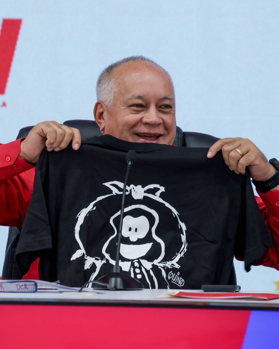 ConElMazoDando's tweet photo. #JuventudUnidaPorVenezuela | Cabello repasó agenda del PSUV, consulta comunal, diálogo, libertad de expresión y relaciones internacionales

El secretario general del Partido Socialista Unido de Venezuela, Diosdado Cabello Rondón, ofreció este lunes 28 de septiembre una rueda de prensa en la que abordó la agenda política del PSUV, las próximas movilizaciones, la consulta popular del 18 de octubre, la participación internacional de la presidenta Delcy Rodríguez, el diálogo con sectores de oposición, la libertad de expresión, la situación de los venezolanos en el exterior y distintos temas sociales y deportivos.
📌 Balance político y movilización del chavismo

Cabello explicó que la Dirección Nacional, el Consejo Político y la JPSUV revisaron las actividades de la semana anterior y las tareas previstas para los próximos días.

Uno de los puntos principales fue la reciente movilización realizada en Caracas en respaldo a la participación de la presidenta Delcy Rodríguez en la Asamblea General de Naciones Unidas.

Según explicó, la actividad fue organizada prácticamente de un día para otro y culminó frente a la Asamblea Nacional, donde se entregó un documento solicitando al Parlamento discutir un acuerdo de respaldo a la presencia de Rodríguez en la ONU.

Cabello destacó que la movilización se realizó de manera pacífica y aseguró que el chavismo mantiene capacidad de convocatoria y organización en las calles.

🗓️ Nueva movilización el 7 de octubre

El PSUV también prepara una nueva marcha para el próximo 7 de octubre, fecha en la que recordará la victoria electoral de Hugo Chávez en las elecciones presidenciales de 2012.

Cabello recordó especialmente la movilización popular que acompañó aquella campaña y señaló que el partido quiere conmemorar ese aniversario nuevamente en la calle.

🕯️ Homenaje a Robert Serra

Otro de los puntos de la agenda será el recuerdo del dirigente juvenil Robert Serra.

Cabello habló de su relación personal con Serra y resaltó su capacidad política, su disciplina y su facilidad para asumir intervenciones y debates dentro de la Asamblea Nacional.

Aseguró que la juventud del partido continuará recordándolo como una de sus referencias.

🏘️ Atención a comunidades afectadas por el terremoto

Cabello explicó que durante las últimas semanas buena parte de la estructura del partido estuvo concentrada en la atención de las comunidades afectadas por el terremoto en La Guaira y Caracas.

Indicó que continúan trabajando en los campamentos y que delegaciones provenientes de Carabobo y Aragua siguen incorporándose a esas labores.

También mencionó la atención a personas con problemas de salud y el acompañamiento a las familias durante el inicio del año escolar.

🗳️ Consulta popular del 18 de octubre

Uno de los temas más desarrollados fue la próxima consulta popular comunal.

Cabello informó que se han presentado más de 37.000 proyectos y que participarán alrededor de 48.000 consejos comunales.

Además, señaló que se han renovado las vocerías de 13.775 consejos comunales y que más de 600.000 personas forman parte de esas estructuras.

Destacó especialmente la incorporación de jóvenes: de acuerdo con las cifras mencionadas durante la rueda de prensa, cerca de 47% a 48% de los voceros electos tienen menos de 35 años.

Para Cabello, estos números reflejan una creciente participación juvenil dentro de las estructuras comunales.

🌎 12 de octubre y reconocimiento internacional a médica wayúu

Dentro de la agenda de octubre también mencionó las actividades por el Día de la Resistencia Indígena y la Lucha Ancestral.

Cabello destacó el reconocimiento otorgado por la Organización Panamericana de la Salud a la médica wayúu Nali Fernández, viceministra venezolana, por su trayectoria y liderazgo en servicios de salud y atención a comunidades indígenas.

🌐 Agenda internacional de Delcy Rodríguez

Cabello realizó además un balance de la agenda cumplida por la presidenta Delcy Rodríguez durante su viaje internacional.
Mencionó reuniones con representantes del Banco Interamericano de Desarrollo, el Fondo Monetario Internacional, el Banco Mundial, Naciones Unidas y distintos presidentes, jefes de Gobierno e instituciones internacionales.

También resaltó su intervención ante la Asamblea General de la ONU.

⚡ Sistema eléctrico y actividad presidencial

Según Cabello, apenas regresó al país, Rodríguez se trasladó al Centro Nacional de Despacho de Energía Eléctrica para revisar directamente el funcionamiento del sistema eléctrico nacional.

También hizo referencia a actividades realizadas en la comuna El Gran San Blas, en Petare.

🏅 Deporte venezolano y participación juvenil

Cabello celebró los resultados obtenidos por Venezuela en los Juegos Sudamericanos, donde el país terminó en la quinta posición.

Destacó la cantidad de medallas de oro alcanzadas, las marcas individuales y los resultados colectivos.

A partir de allí hizo una reflexión sobre la importancia del deporte para los jóvenes y señaló que mientras existan espacios deportivos, culturales y comunitarios hay mayores posibilidades de mantenerlos alejados de problemas sociales.

También mencionó una solicitud recibida para recuperar una cancha deportiva en una comunidad del estado Sucre y aseguró que buscarán ayudar con esa instalación.

🏀⚽ Ligas deportivas nacionales

En materia deportiva también habló del inicio de la Liga Superior de Baloncesto y del comienzo de la Liga Venezolana de Beisbol Profesional previsto para el 12 de octubre.

En tono distendido, aprovechó para hablar de los Tiburones de La Guaira y de la próxima temporada.

🤝 Mensaje a sectores de oposición

Cabello también dirigió un mensaje a personas que anteriormente estuvieron vinculadas con la oposición y que actualmente se encuentran alejadas de esas organizaciones.

Les planteó la posibilidad de incorporarse al chavismo y participar en la construcción del país desde ese espacio político.

🌐 Acceso a portales informativos

Consultado sobre el levantamiento de restricciones a páginas web informativas, aseguró que el proceso de apertura continúa.

También afirmó que algunos problemas de acceso atribuidos al Estado podrían corresponder a dificultades administrativas o económicas entre determinados portales y sus proveedores de internet.

📺 Críticas al antiguo poder de los grandes medios

Cabello dedicó una parte importante de la rueda de prensa a cuestionar el papel que históricamente tuvieron algunos propietarios de medios de comunicación en la política venezolana.

Recordó la figura del llamado “cuarto poder” y sostuvo que durante décadas determinados medios tuvieron una fuerte capacidad de presión sobre gobiernos, ministros y procesos políticos.

Según su interpretación, las redes sociales y las nuevas plataformas modificaron esa realidad porque actualmente cualquier ciudadano puede generar y distribuir información.

🗣️ Libertad de expresión

Otro de los temas centrales fue la libertad de expresión.

Cabello sostuvo que este derecho no pertenece exclusivamente a los medios de comunicación, sino a todas las personas.

Afirmó que las redes sociales han ampliado los espacios donde los ciudadanos pueden expresarse y aseguró que el PSUV respalda la defensa de la libertad de expresión.

Al mismo tiempo, insistió en la necesidad de diferenciar entre libertad de expresión y difusión de información falsa, y cuestionó el uso político de las denominadas fake news.

⚖️ Reforma del Poder Judicial

Sobre las conversaciones entre Gobierno y oposición, Cabello recordó que la presidenta Delcy Rodríguez había planteado públicamente la necesidad de reformar las leyes relacionadas con el Poder Judicial.

Señaló que el chavismo observa positivamente que otros sectores puedan incorporarse a ese debate.

🤝 Diálogo político

Cabello defendió la participación del PSUV en los espacios de diálogo y negociación.

Aseguró que el chavismo continuará participando y defendiendo sus posiciones en esas mesas y señaló que la comisión de diálogo donde participa Jorge Rodríguez seguirá trabajando.
También atribuyó las diferentes posiciones que existen dentro de la oposición, entre quienes piden elecciones, diálogo u otras fórmulas, a las divisiones internas de ese sector.

🇨🇱 Relaciones con Chile y diplomacia

Consultado sobre los acercamientos entre Venezuela y Chile, Cabello afirmó que Venezuela mantiene disposición a establecer relaciones diplomáticas con cualquier país, independientemente de las diferencias ideológicas entre sus gobiernos.

Sostuvo que las relaciones deben desarrollarse sobre la base del respeto entre los Estados y calificó esta orientación como una política de “diplomacia de paz”.

También señaló que otros países fueron quienes decidieron en distintos momentos romper relaciones con Venezuela y defendió la recuperación de esos canales diplomáticos.

🌍 Xenofobia contra venezolanos

Cabello se refirió además a los episodios de xenofobia y estigmatización contra migrantes venezolanos.

Aseguró que durante los últimos años se desarrollaron campañas que afectaron la imagen de los venezolanos en distintos países y cuestionó los discursos que presentaron a la migración venezolana como una amenaza.

🇺🇸 Venezolanos en Estados Unidos

Sobre la preocupación de venezolanos residentes en Doral ante posibles cambios en sus beneficios migratorios, Cabello responsabilizó a dirigentes opositores que, según su versión, impulsaron durante años la salida de venezolanos del país.

Utilizó el término “coyotes” para referirse a dirigentes vinculados a Voluntad Popular y Primero Justicia, a quienes acusó de promover procesos migratorios y posteriormente abandonar a esas personas.

✈️ Vuelta a la Patria

Cabello defendió la continuidad de la misión Vuelta a la Patria como mecanismo para facilitar el regreso de venezolanos.

Informó que durante este año se han realizado 173 vuelos y que aproximadamente 32.500 venezolanos han regresado al país.

También explicó que a las personas que retornan se le realizan evaluaciones médicas y que algunos casos detectados durante esas revisiones han requerido atención sanitaria.

🔄 Regreso de dirigentes y llamados autoexiliados

El dirigente del PSUV cuestionó además a personas que se habían presentado como perseguidos o exiliados políticos y que posteriormente regresaron a Venezuela.

Señaló que algunos han realizado actividades políticas dentro del país y luego han vuelto a salir, utilizando estos casos para cuestionar determinadas denuncias de persecución.

🔓 Detenidos y excarcelaciones

Cabello también habló sobre los procesos de revisión de personas detenidas y las excarcelaciones.

Afirmó que estas decisiones corresponden al Estado venezolano y aseguró que ese asunto no ha formado parte de los acuerdos alcanzados dentro de la comisión de diálogo.

También cuestionó a sectores opositores y organizaciones que, según dijo, buscan atribuirse participación en determinadas liberaciones.

📌 Agenda política de octubre

Cabello cerró reiterando que el PSUV continuará desplegado durante las próximas semanas.

La agenda inmediata incluye la movilización del 7 de octubre, las actividades por el 12 de octubre, el acompañamiento a comunidades y la preparación de la consulta popular del 18 de octubre, en la que, según las cifras presentadas, participarán más de 48.000 consejos comunales y más de 37.000 proyectos.

En conjunto, la rueda de prensa combinó asuntos de organización interna del PSUV, movilización política, participación comunal, política internacional, diálogo, libertad de expresión, migración, deporte, atención social y relaciones diplomáticas.

@dcabellor
