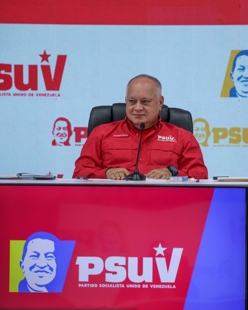 ConElMazoDando's tweet photo. #JuventudUnidaPorVenezuela | Cabello repasó agenda del PSUV, consulta comunal, diálogo, libertad de expresión y relaciones internacionales

El secretario general del Partido Socialista Unido de Venezuela, Diosdado Cabello Rondón, ofreció este lunes 28 de septiembre una rueda de prensa en la que abordó la agenda política del PSUV, las próximas movilizaciones, la consulta popular del 18 de octubre, la participación internacional de la presidenta Delcy Rodríguez, el diálogo con sectores de oposición, la libertad de expresión, la situación de los venezolanos en el exterior y distintos temas sociales y deportivos.
📌 Balance político y movilización del chavismo

Cabello explicó que la Dirección Nacional, el Consejo Político y la JPSUV revisaron las actividades de la semana anterior y las tareas previstas para los próximos días.

Uno de los puntos principales fue la reciente movilización realizada en Caracas en respaldo a la participación de la presidenta Delcy Rodríguez en la Asamblea General de Naciones Unidas.

Según explicó, la actividad fue organizada prácticamente de un día para otro y culminó frente a la Asamblea Nacional, donde se entregó un documento solicitando al Parlamento discutir un acuerdo de respaldo a la presencia de Rodríguez en la ONU.

Cabello destacó que la movilización se realizó de manera pacífica y aseguró que el chavismo mantiene capacidad de convocatoria y organización en las calles.

🗓️ Nueva movilización el 7 de octubre

El PSUV también prepara una nueva marcha para el próximo 7 de octubre, fecha en la que recordará la victoria electoral de Hugo Chávez en las elecciones presidenciales de 2012.

Cabello recordó especialmente la movilización popular que acompañó aquella campaña y señaló que el partido quiere conmemorar ese aniversario nuevamente en la calle.

🕯️ Homenaje a Robert Serra

Otro de los puntos de la agenda será el recuerdo del dirigente juvenil Robert Serra.

Cabello habló de su relación personal con Serra y resaltó su capacidad política, su disciplina y su facilidad para asumir intervenciones y debates dentro de la Asamblea Nacional.

Aseguró que la juventud del partido continuará recordándolo como una de sus referencias.

🏘️ Atención a comunidades afectadas por el terremoto

Cabello explicó que durante las últimas semanas buena parte de la estructura del partido estuvo concentrada en la atención de las comunidades afectadas por el terremoto en La Guaira y Caracas.

Indicó que continúan trabajando en los campamentos y que delegaciones provenientes de Carabobo y Aragua siguen incorporándose a esas labores.

También mencionó la atención a personas con problemas de salud y el acompañamiento a las familias durante el inicio del año escolar.

🗳️ Consulta popular del 18 de octubre

Uno de los temas más desarrollados fue la próxima consulta popular comunal.

Cabello informó que se han presentado más de 37.000 proyectos y que participarán alrededor de 48.000 consejos comunales.

Además, señaló que se han renovado las vocerías de 13.775 consejos comunales y que más de 600.000 personas forman parte de esas estructuras.

Destacó especialmente la incorporación de jóvenes: de acuerdo con las cifras mencionadas durante la rueda de prensa, cerca de 47% a 48% de los voceros electos tienen menos de 35 años.

Para Cabello, estos números reflejan una creciente participación juvenil dentro de las estructuras comunales.

🌎 12 de octubre y reconocimiento internacional a médica wayúu

Dentro de la agenda de octubre también mencionó las actividades por el Día de la Resistencia Indígena y la Lucha Ancestral.

Cabello destacó el reconocimiento otorgado por la Organización Panamericana de la Salud a la médica wayúu Nali Fernández, viceministra venezolana, por su trayectoria y liderazgo en servicios de salud y atención a comunidades indígenas.

🌐 Agenda internacional de Delcy Rodríguez

Cabello realizó además un balance de la agenda cumplida por la presidenta Delcy Rodríguez durante su viaje internacional.
Mencionó reuniones con representantes del Banco Interamericano de Desarrollo, el Fondo Monetario Internacional, el Banco Mundial, Naciones Unidas y distintos presidentes, jefes de Gobierno e instituciones internacionales.

También resaltó su intervención ante la Asamblea General de la ONU.

⚡ Sistema eléctrico y actividad presidencial

Según Cabello, apenas regresó al país, Rodríguez se trasladó al Centro Nacional de Despacho de Energía Eléctrica para revisar directamente el funcionamiento del sistema eléctrico nacional.

También hizo referencia a actividades realizadas en la comuna El Gran San Blas, en Petare.

🏅 Deporte venezolano y participación juvenil

Cabello celebró los resultados obtenidos por Venezuela en los Juegos Sudamericanos, donde el país terminó en la quinta posición.

Destacó la cantidad de medallas de oro alcanzadas, las marcas individuales y los resultados colectivos.

A partir de allí hizo una reflexión sobre la importancia del deporte para los jóvenes y señaló que mientras existan espacios deportivos, culturales y comunitarios hay mayores posibilidades de mantenerlos alejados de problemas sociales.

También mencionó una solicitud recibida para recuperar una cancha deportiva en una comunidad del estado Sucre y aseguró que buscarán ayudar con esa instalación.

🏀⚽ Ligas deportivas nacionales

En materia deportiva también habló del inicio de la Liga Superior de Baloncesto y del comienzo de la Liga Venezolana de Beisbol Profesional previsto para el 12 de octubre.

En tono distendido, aprovechó para hablar de los Tiburones de La Guaira y de la próxima temporada.

🤝 Mensaje a sectores de oposición

Cabello también dirigió un mensaje a personas que anteriormente estuvieron vinculadas con la oposición y que actualmente se encuentran alejadas de esas organizaciones.

Les planteó la posibilidad de incorporarse al chavismo y participar en la construcción del país desde ese espacio político.

🌐 Acceso a portales informativos

Consultado sobre el levantamiento de restricciones a páginas web informativas, aseguró que el proceso de apertura continúa.

También afirmó que algunos problemas de acceso atribuidos al Estado podrían corresponder a dificultades administrativas o económicas entre determinados portales y sus proveedores de internet.

📺 Críticas al antiguo poder de los grandes medios

Cabello dedicó una parte importante de la rueda de prensa a cuestionar el papel que históricamente tuvieron algunos propietarios de medios de comunicación en la política venezolana.

Recordó la figura del llamado “cuarto poder” y sostuvo que durante décadas determinados medios tuvieron una fuerte capacidad de presión sobre gobiernos, ministros y procesos políticos.

Según su interpretación, las redes sociales y las nuevas plataformas modificaron esa realidad porque actualmente cualquier ciudadano puede generar y distribuir información.

🗣️ Libertad de expresión

Otro de los temas centrales fue la libertad de expresión.

Cabello sostuvo que este derecho no pertenece exclusivamente a los medios de comunicación, sino a todas las personas.

Afirmó que las redes sociales han ampliado los espacios donde los ciudadanos pueden expresarse y aseguró que el PSUV respalda la defensa de la libertad de expresión.

Al mismo tiempo, insistió en la necesidad de diferenciar entre libertad de expresión y difusión de información falsa, y cuestionó el uso político de las denominadas fake news.

⚖️ Reforma del Poder Judicial

Sobre las conversaciones entre Gobierno y oposición, Cabello recordó que la presidenta Delcy Rodríguez había planteado públicamente la necesidad de reformar las leyes relacionadas con el Poder Judicial.

Señaló que el chavismo observa positivamente que otros sectores puedan incorporarse a ese debate.

🤝 Diálogo político

Cabello defendió la participación del PSUV en los espacios de diálogo y negociación.

Aseguró que el chavismo continuará participando y defendiendo sus posiciones en esas mesas y señaló que la comisión de diálogo donde participa Jorge Rodríguez seguirá trabajando.
También atribuyó las diferentes posiciones que existen dentro de la oposición, entre quienes piden elecciones, diálogo u otras fórmulas, a las divisiones internas de ese sector.

🇨🇱 Relaciones con Chile y diplomacia

Consultado sobre los acercamientos entre Venezuela y Chile, Cabello afirmó que Venezuela mantiene disposición a establecer relaciones diplomáticas con cualquier país, independientemente de las diferencias ideológicas entre sus gobiernos.

Sostuvo que las relaciones deben desarrollarse sobre la base del respeto entre los Estados y calificó esta orientación como una política de “diplomacia de paz”.

También señaló que otros países fueron quienes decidieron en distintos momentos romper relaciones con Venezuela y defendió la recuperación de esos canales diplomáticos.

🌍 Xenofobia contra venezolanos

Cabello se refirió además a los episodios de xenofobia y estigmatización contra migrantes venezolanos.

Aseguró que durante los últimos años se desarrollaron campañas que afectaron la imagen de los venezolanos en distintos países y cuestionó los discursos que presentaron a la migración venezolana como una amenaza.

🇺🇸 Venezolanos en Estados Unidos

Sobre la preocupación de venezolanos residentes en Doral ante posibles cambios en sus beneficios migratorios, Cabello responsabilizó a dirigentes opositores que, según su versión, impulsaron durante años la salida de venezolanos del país.

Utilizó el término “coyotes” para referirse a dirigentes vinculados a Voluntad Popular y Primero Justicia, a quienes acusó de promover procesos migratorios y posteriormente abandonar a esas personas.

✈️ Vuelta a la Patria

Cabello defendió la continuidad de la misión Vuelta a la Patria como mecanismo para facilitar el regreso de venezolanos.

Informó que durante este año se han realizado 173 vuelos y que aproximadamente 32.500 venezolanos han regresado al país.

También explicó que a las personas que retornan se le realizan evaluaciones médicas y que algunos casos detectados durante esas revisiones han requerido atención sanitaria.

🔄 Regreso de dirigentes y llamados autoexiliados

El dirigente del PSUV cuestionó además a personas que se habían presentado como perseguidos o exiliados políticos y que posteriormente regresaron a Venezuela.

Señaló que algunos han realizado actividades políticas dentro del país y luego han vuelto a salir, utilizando estos casos para cuestionar determinadas denuncias de persecución.

🔓 Detenidos y excarcelaciones

Cabello también habló sobre los procesos de revisión de personas detenidas y las excarcelaciones.

Afirmó que estas decisiones corresponden al Estado venezolano y aseguró que ese asunto no ha formado parte de los acuerdos alcanzados dentro de la comisión de diálogo.

También cuestionó a sectores opositores y organizaciones que, según dijo, buscan atribuirse participación en determinadas liberaciones.

📌 Agenda política de octubre

Cabello cerró reiterando que el PSUV continuará desplegado durante las próximas semanas.

La agenda inmediata incluye la movilización del 7 de octubre, las actividades por el 12 de octubre, el acompañamiento a comunidades y la preparación de la consulta popular del 18 de octubre, en la que, según las cifras presentadas, participarán más de 48.000 consejos comunales y más de 37.000 proyectos.

En conjunto, la rueda de prensa combinó asuntos de organización interna del PSUV, movilización política, participación comunal, política internacional, diálogo, libertad de expresión, migración, deporte, atención social y relaciones diplomáticas.

@dcabellor