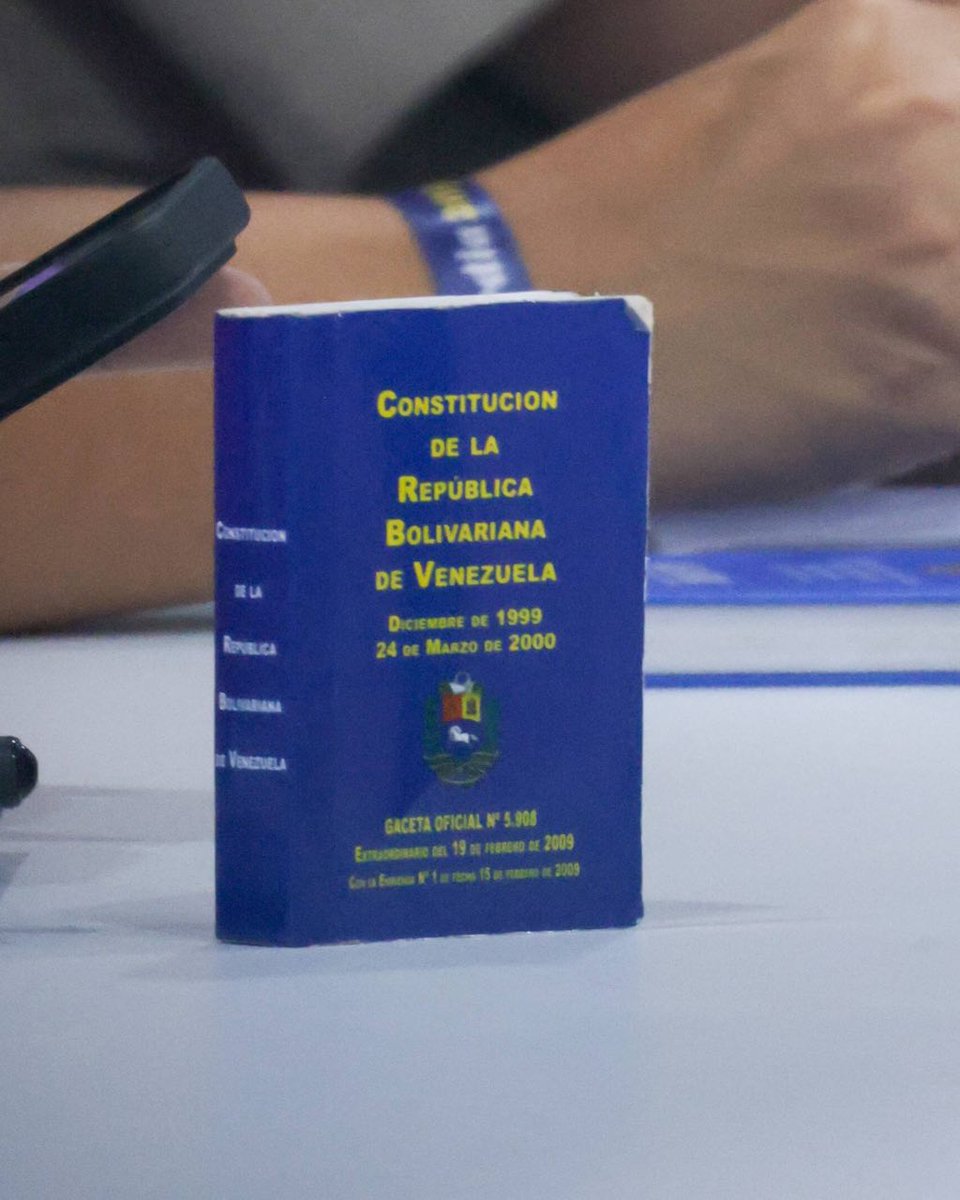 ConElMazoDando's tweet photo. #JuventudUnidaPorVenezuela | Cabello repasó agenda del PSUV, consulta comunal, diálogo, libertad de expresión y relaciones internacionales

El secretario general del Partido Socialista Unido de Venezuela, Diosdado Cabello Rondón, ofreció este lunes 28 de septiembre una rueda de prensa en la que abordó la agenda política del PSUV, las próximas movilizaciones, la consulta popular del 18 de octubre, la participación internacional de la presidenta Delcy Rodríguez, el diálogo con sectores de oposición, la libertad de expresión, la situación de los venezolanos en el exterior y distintos temas sociales y deportivos.
📌 Balance político y movilización del chavismo

Cabello explicó que la Dirección Nacional, el Consejo Político y la JPSUV revisaron las actividades de la semana anterior y las tareas previstas para los próximos días.

Uno de los puntos principales fue la reciente movilización realizada en Caracas en respaldo a la participación de la presidenta Delcy Rodríguez en la Asamblea General de Naciones Unidas.

Según explicó, la actividad fue organizada prácticamente de un día para otro y culminó frente a la Asamblea Nacional, donde se entregó un documento solicitando al Parlamento discutir un acuerdo de respaldo a la presencia de Rodríguez en la ONU.

Cabello destacó que la movilización se realizó de manera pacífica y aseguró que el chavismo mantiene capacidad de convocatoria y organización en las calles.

🗓️ Nueva movilización el 7 de octubre

El PSUV también prepara una nueva marcha para el próximo 7 de octubre, fecha en la que recordará la victoria electoral de Hugo Chávez en las elecciones presidenciales de 2012.

Cabello recordó especialmente la movilización popular que acompañó aquella campaña y señaló que el partido quiere conmemorar ese aniversario nuevamente en la calle.

🕯️ Homenaje a Robert Serra

Otro de los puntos de la agenda será el recuerdo del dirigente juvenil Robert Serra.

Cabello habló de su relación personal con Serra y resaltó su capacidad política, su disciplina y su facilidad para asumir intervenciones y debates dentro de la Asamblea Nacional.

Aseguró que la juventud del partido continuará recordándolo como una de sus referencias.

🏘️ Atención a comunidades afectadas por el terremoto

Cabello explicó que durante las últimas semanas buena parte de la estructura del partido estuvo concentrada en la atención de las comunidades afectadas por el terremoto en La Guaira y Caracas.

Indicó que continúan trabajando en los campamentos y que delegaciones provenientes de Carabobo y Aragua siguen incorporándose a esas labores.

También mencionó la atención a personas con problemas de salud y el acompañamiento a las familias durante el inicio del año escolar.

🗳️ Consulta popular del 18 de octubre

Uno de los temas más desarrollados fue la próxima consulta popular comunal.

Cabello informó que se han presentado más de 37.000 proyectos y que participarán alrededor de 48.000 consejos comunales.

Además, señaló que se han renovado las vocerías de 13.775 consejos comunales y que más de 600.000 personas forman parte de esas estructuras.

Destacó especialmente la incorporación de jóvenes: de acuerdo con las cifras mencionadas durante la rueda de prensa, cerca de 47% a 48% de los voceros electos tienen menos de 35 años.

Para Cabello, estos números reflejan una creciente participación juvenil dentro de las estructuras comunales.

🌎 12 de octubre y reconocimiento internacional a médica wayúu

Dentro de la agenda de octubre también mencionó las actividades por el Día de la Resistencia Indígena y la Lucha Ancestral.

Cabello destacó el reconocimiento otorgado por la Organización Panamericana de la Salud a la médica wayúu Nali Fernández, viceministra venezolana, por su trayectoria y liderazgo en servicios de salud y atención a comunidades indígenas.

🌐 Agenda internacional de Delcy Rodríguez

Cabello realizó además un balance de la agenda cumplida por la presidenta Delcy Rodríguez durante su viaje internacional.
Mencionó reuniones con representantes del Banco Interamericano de Desarrollo, el Fondo Monetario Internacional, el Banco Mundial, Naciones Unidas y distintos presidentes, jefes de Gobierno e instituciones internacionales.

También resaltó su intervención ante la Asamblea General de la ONU.

⚡ Sistema eléctrico y actividad presidencial

Según Cabello, apenas regresó al país, Rodríguez se trasladó al Centro Nacional de Despacho de Energía Eléctrica para revisar directamente el funcionamiento del sistema eléctrico nacional.

También hizo referencia a actividades realizadas en la comuna El Gran San Blas, en Petare.

🏅 Deporte venezolano y participación juvenil

Cabello celebró los resultados obtenidos por Venezuela en los Juegos Sudamericanos, donde el país terminó en la quinta posición.

Destacó la cantidad de medallas de oro alcanzadas, las marcas individuales y los resultados colectivos.

A partir de allí hizo una reflexión sobre la importancia del deporte para los jóvenes y señaló que mientras existan espacios deportivos, culturales y comunitarios hay mayores posibilidades de mantenerlos alejados de problemas sociales.

También mencionó una solicitud recibida para recuperar una cancha deportiva en una comunidad del estado Sucre y aseguró que buscarán ayudar con esa instalación.

🏀⚽ Ligas deportivas nacionales

En materia deportiva también habló del inicio de la Liga Superior de Baloncesto y del comienzo de la Liga Venezolana de Beisbol Profesional previsto para el 12 de octubre.

En tono distendido, aprovechó para hablar de los Tiburones de La Guaira y de la próxima temporada.

🤝 Mensaje a sectores de oposición

Cabello también dirigió un mensaje a personas que anteriormente estuvieron vinculadas con la oposición y que actualmente se encuentran alejadas de esas organizaciones.

Les planteó la posibilidad de incorporarse al chavismo y participar en la construcción del país desde ese espacio político.

🌐 Acceso a portales informativos

Consultado sobre el levantamiento de restricciones a páginas web informativas, aseguró que el proceso de apertura continúa.

También afirmó que algunos problemas de acceso atribuidos al Estado podrían corresponder a dificultades administrativas o económicas entre determinados portales y sus proveedores de internet.

📺 Críticas al antiguo poder de los grandes medios

Cabello dedicó una parte importante de la rueda de prensa a cuestionar el papel que históricamente tuvieron algunos propietarios de medios de comunicación en la política venezolana.

Recordó la figura del llamado “cuarto poder” y sostuvo que durante décadas determinados medios tuvieron una fuerte capacidad de presión sobre gobiernos, ministros y procesos políticos.

Según su interpretación, las redes sociales y las nuevas plataformas modificaron esa realidad porque actualmente cualquier ciudadano puede generar y distribuir información.

🗣️ Libertad de expresión

Otro de los temas centrales fue la libertad de expresión.

Cabello sostuvo que este derecho no pertenece exclusivamente a los medios de comunicación, sino a todas las personas.

Afirmó que las redes sociales han ampliado los espacios donde los ciudadanos pueden expresarse y aseguró que el PSUV respalda la defensa de la libertad de expresión.

Al mismo tiempo, insistió en la necesidad de diferenciar entre libertad de expresión y difusión de información falsa, y cuestionó el uso político de las denominadas fake news.

⚖️ Reforma del Poder Judicial

Sobre las conversaciones entre Gobierno y oposición, Cabello recordó que la presidenta Delcy Rodríguez había planteado públicamente la necesidad de reformar las leyes relacionadas con el Poder Judicial.

Señaló que el chavismo observa positivamente que otros sectores puedan incorporarse a ese debate.

🤝 Diálogo político

Cabello defendió la participación del PSUV en los espacios de diálogo y negociación.

Aseguró que el chavismo continuará participando y defendiendo sus posiciones en esas mesas y señaló que la comisión de diálogo donde participa Jorge Rodríguez seguirá trabajando.
También atribuyó las diferentes posiciones que existen dentro de la oposición, entre quienes piden elecciones, diálogo u otras fórmulas, a las divisiones internas de ese sector.

🇨🇱 Relaciones con Chile y diplomacia

Consultado sobre los acercamientos entre Venezuela y Chile, Cabello afirmó que Venezuela mantiene disposición a establecer relaciones diplomáticas con cualquier país, independientemente de las diferencias ideológicas entre sus gobiernos.

Sostuvo que las relaciones deben desarrollarse sobre la base del respeto entre los Estados y calificó esta orientación como una política de “diplomacia de paz”.

También señaló que otros países fueron quienes decidieron en distintos momentos romper relaciones con Venezuela y defendió la recuperación de esos canales diplomáticos.

🌍 Xenofobia contra venezolanos

Cabello se refirió además a los episodios de xenofobia y estigmatización contra migrantes venezolanos.

Aseguró que durante los últimos años se desarrollaron campañas que afectaron la imagen de los venezolanos en distintos países y cuestionó los discursos que presentaron a la migración venezolana como una amenaza.

🇺🇸 Venezolanos en Estados Unidos

Sobre la preocupación de venezolanos residentes en Doral ante posibles cambios en sus beneficios migratorios, Cabello responsabilizó a dirigentes opositores que, según su versión, impulsaron durante años la salida de venezolanos del país.

Utilizó el término “coyotes” para referirse a dirigentes vinculados a Voluntad Popular y Primero Justicia, a quienes acusó de promover procesos migratorios y posteriormente abandonar a esas personas.

✈️ Vuelta a la Patria

Cabello defendió la continuidad de la misión Vuelta a la Patria como mecanismo para facilitar el regreso de venezolanos.

Informó que durante este año se han realizado 173 vuelos y que aproximadamente 32.500 venezolanos han regresado al país.

También explicó que a las personas que retornan se le realizan evaluaciones médicas y que algunos casos detectados durante esas revisiones han requerido atención sanitaria.

🔄 Regreso de dirigentes y llamados autoexiliados

El dirigente del PSUV cuestionó además a personas que se habían presentado como perseguidos o exiliados políticos y que posteriormente regresaron a Venezuela.

Señaló que algunos han realizado actividades políticas dentro del país y luego han vuelto a salir, utilizando estos casos para cuestionar determinadas denuncias de persecución.

🔓 Detenidos y excarcelaciones

Cabello también habló sobre los procesos de revisión de personas detenidas y las excarcelaciones.

Afirmó que estas decisiones corresponden al Estado venezolano y aseguró que ese asunto no ha formado parte de los acuerdos alcanzados dentro de la comisión de diálogo.

También cuestionó a sectores opositores y organizaciones que, según dijo, buscan atribuirse participación en determinadas liberaciones.

📌 Agenda política de octubre

Cabello cerró reiterando que el PSUV continuará desplegado durante las próximas semanas.

La agenda inmediata incluye la movilización del 7 de octubre, las actividades por el 12 de octubre, el acompañamiento a comunidades y la preparación de la consulta popular del 18 de octubre, en la que, según las cifras presentadas, participarán más de 48.000 consejos comunales y más de 37.000 proyectos.

En conjunto, la rueda de prensa combinó asuntos de organización interna del PSUV, movilización política, participación comunal, política internacional, diálogo, libertad de expresión, migración, deporte, atención social y relaciones diplomáticas.

@dcabellor