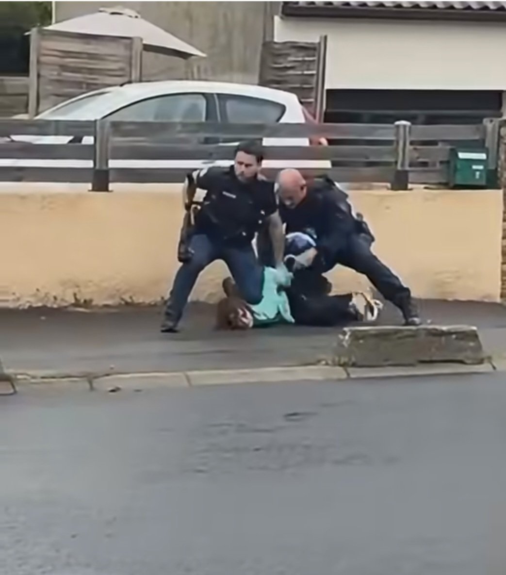 FrdricSchipbkd's tweet photo. Le courage des gardiens de l'ordre. https://t.co/8xPHdDwIUX