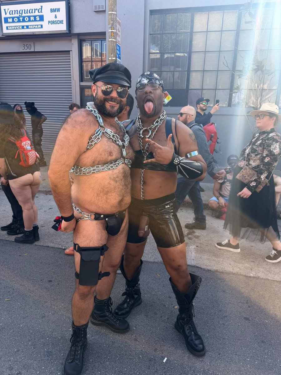 BraveLaCroixXXX's tweet photo. Chain heavy wit a cutie https://t.co/zHQWibqUN9