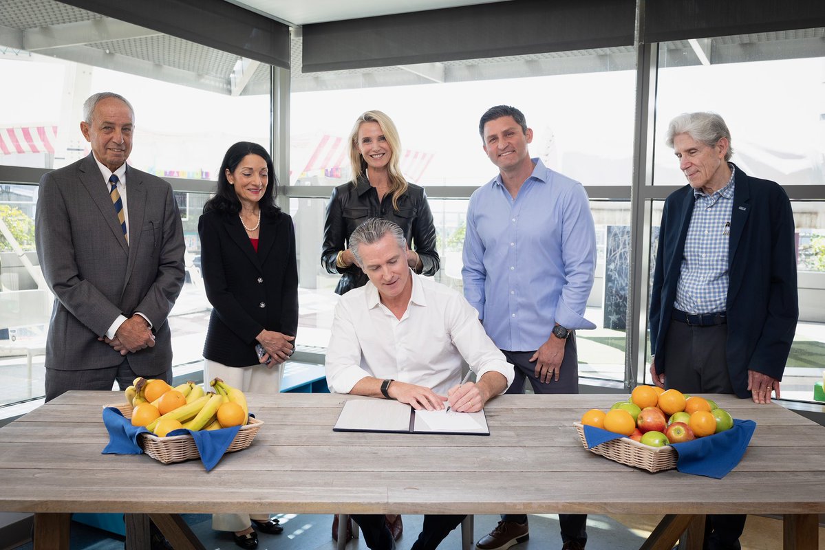 CAgovernor's tweet photo. California will now certify non-ultra-processed food with a new seal, providing clear info on packages.

Washington can talk all they want about "Making America Healthy Again" while food recalls pile up on their watch, but California continues to actually lead the way. https://t.co/sUHcSOoygV